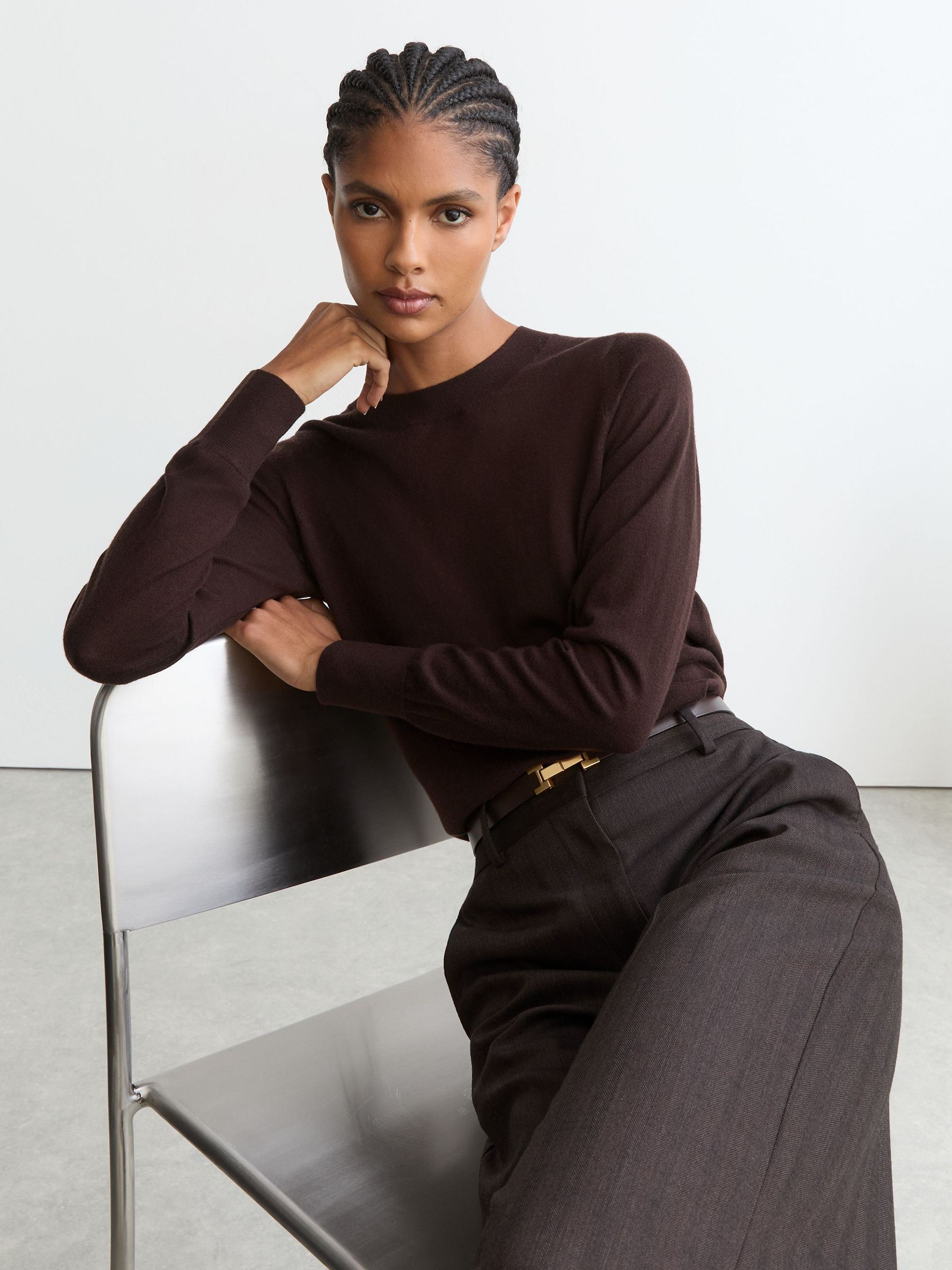 Merino Wool Crew-Neck Jumper in Grape Burgundy - Obrázek 4 z 6