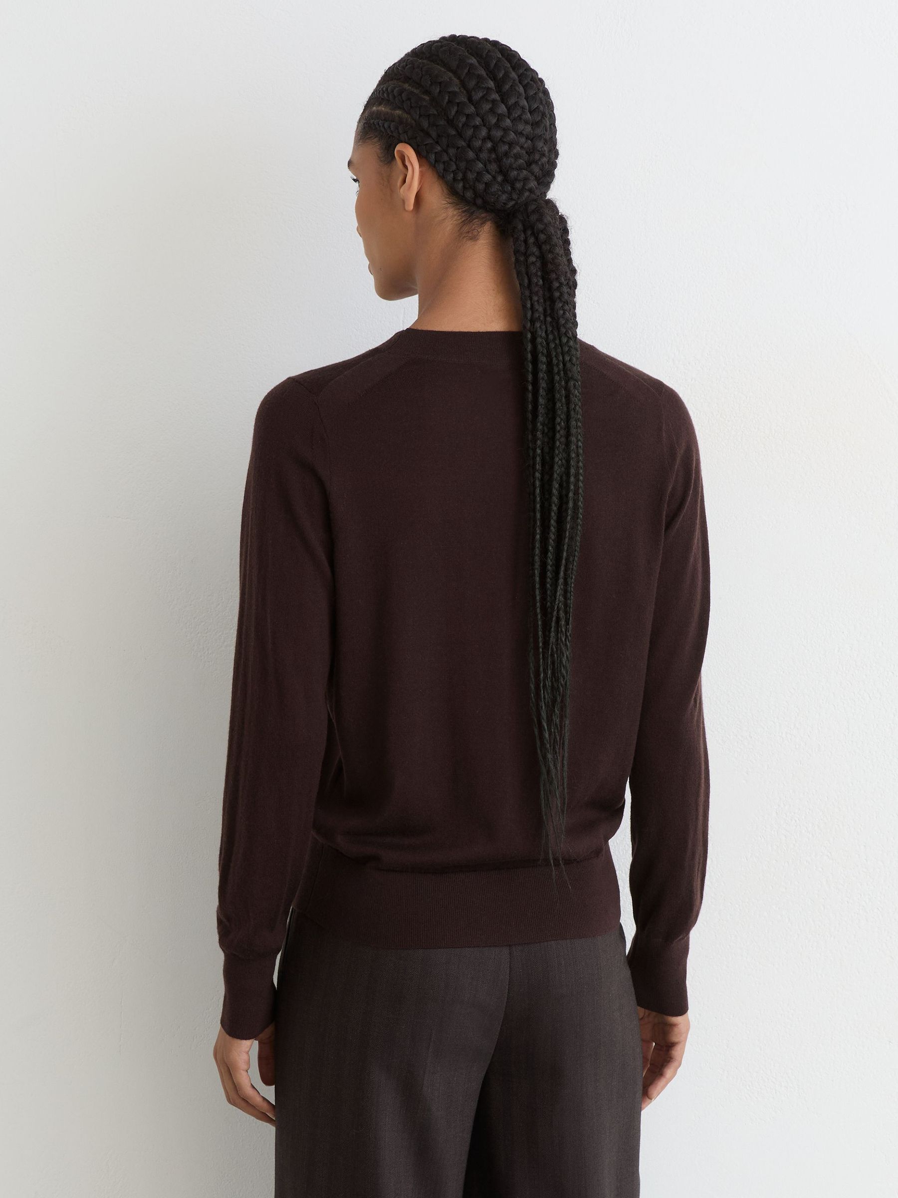 Merino Wool Crew-Neck Jumper in Grape Burgundy - Obrázek 5 z 6