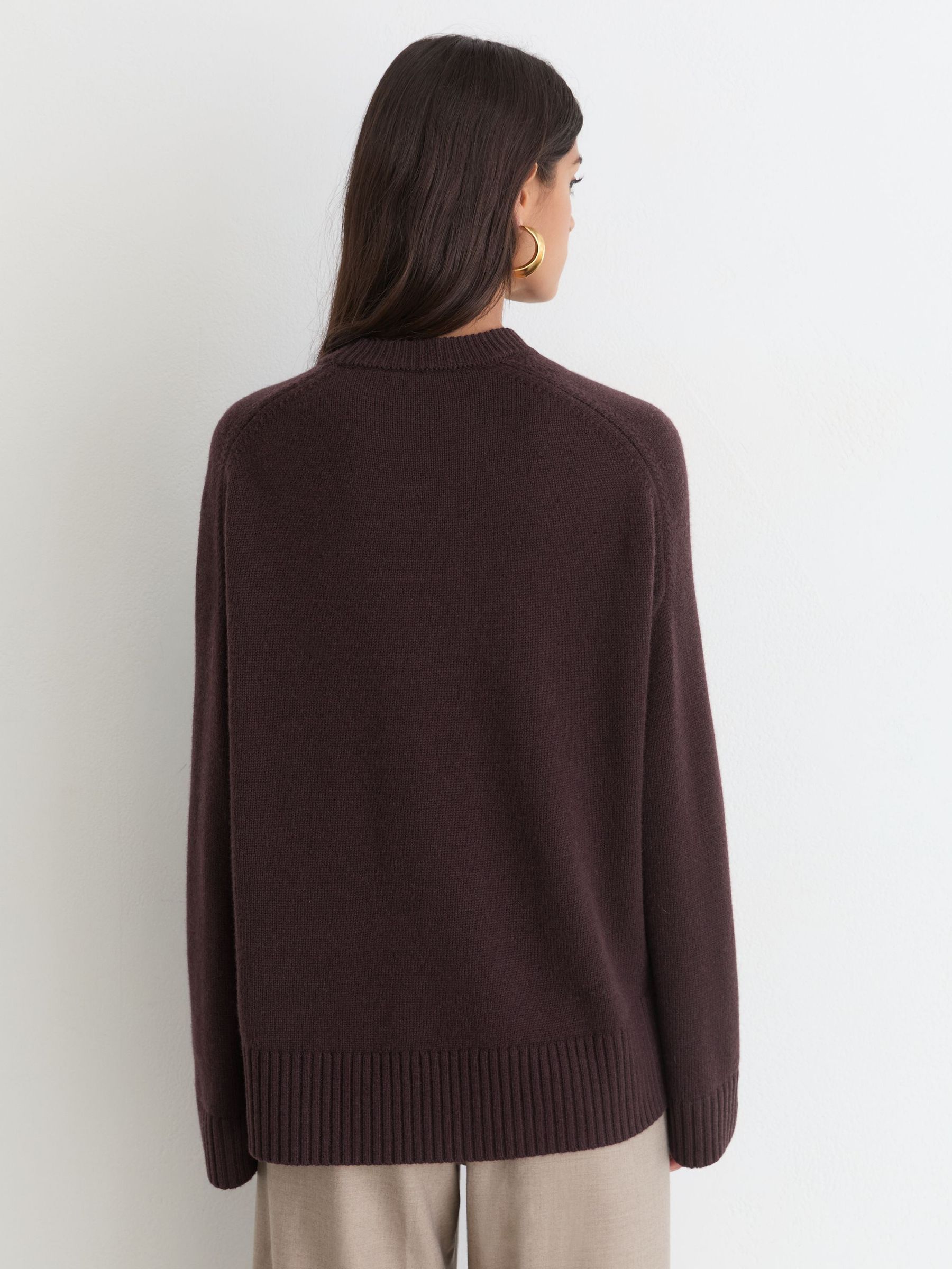 Pull raglan à col rond en laine et cachemire couleur bordeaux raisin - Image 6 de 7