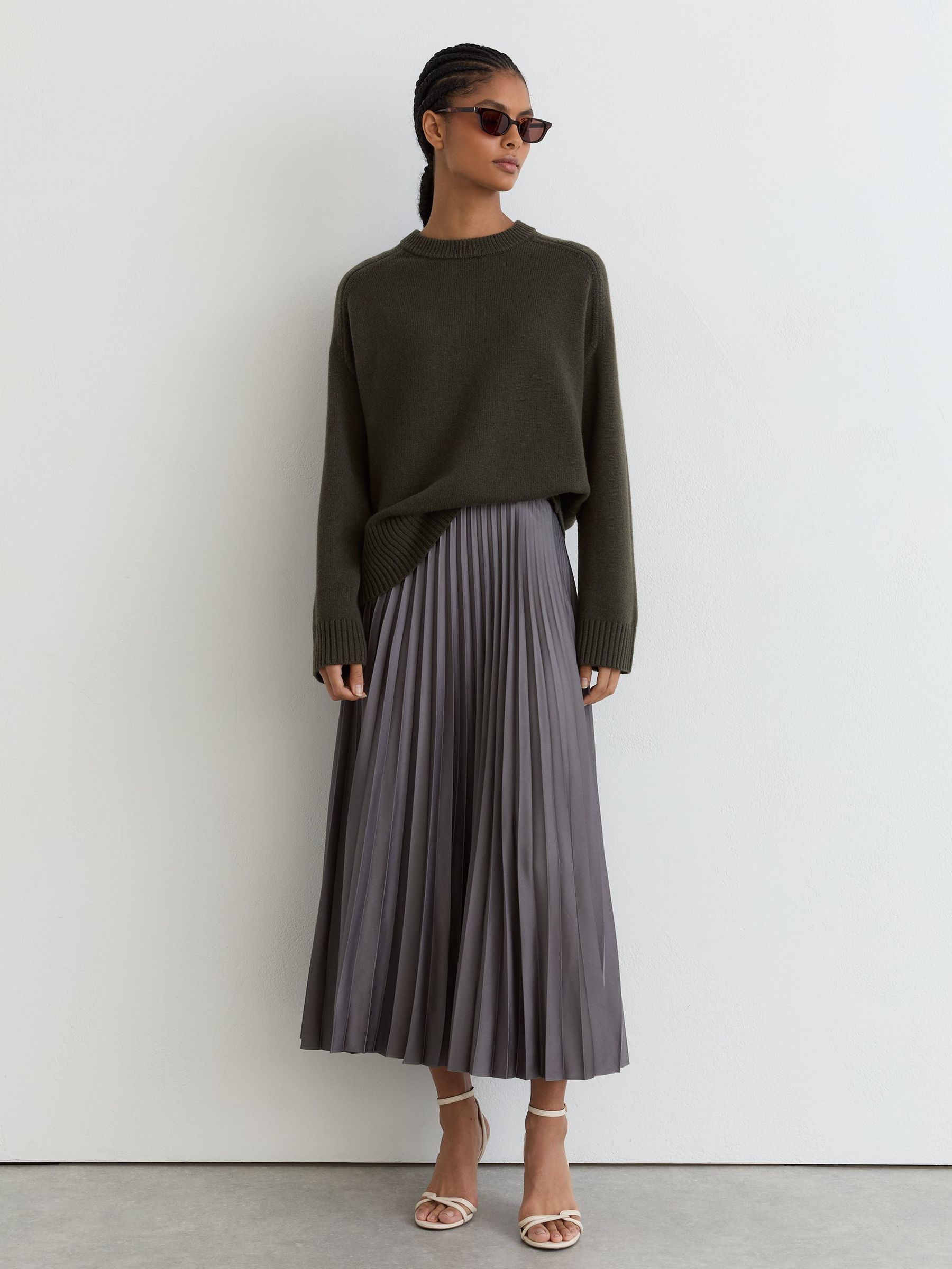 Wool-Cashmere Crew-Neck Raglan Jumper in Khaki Green - Image 4 of 7