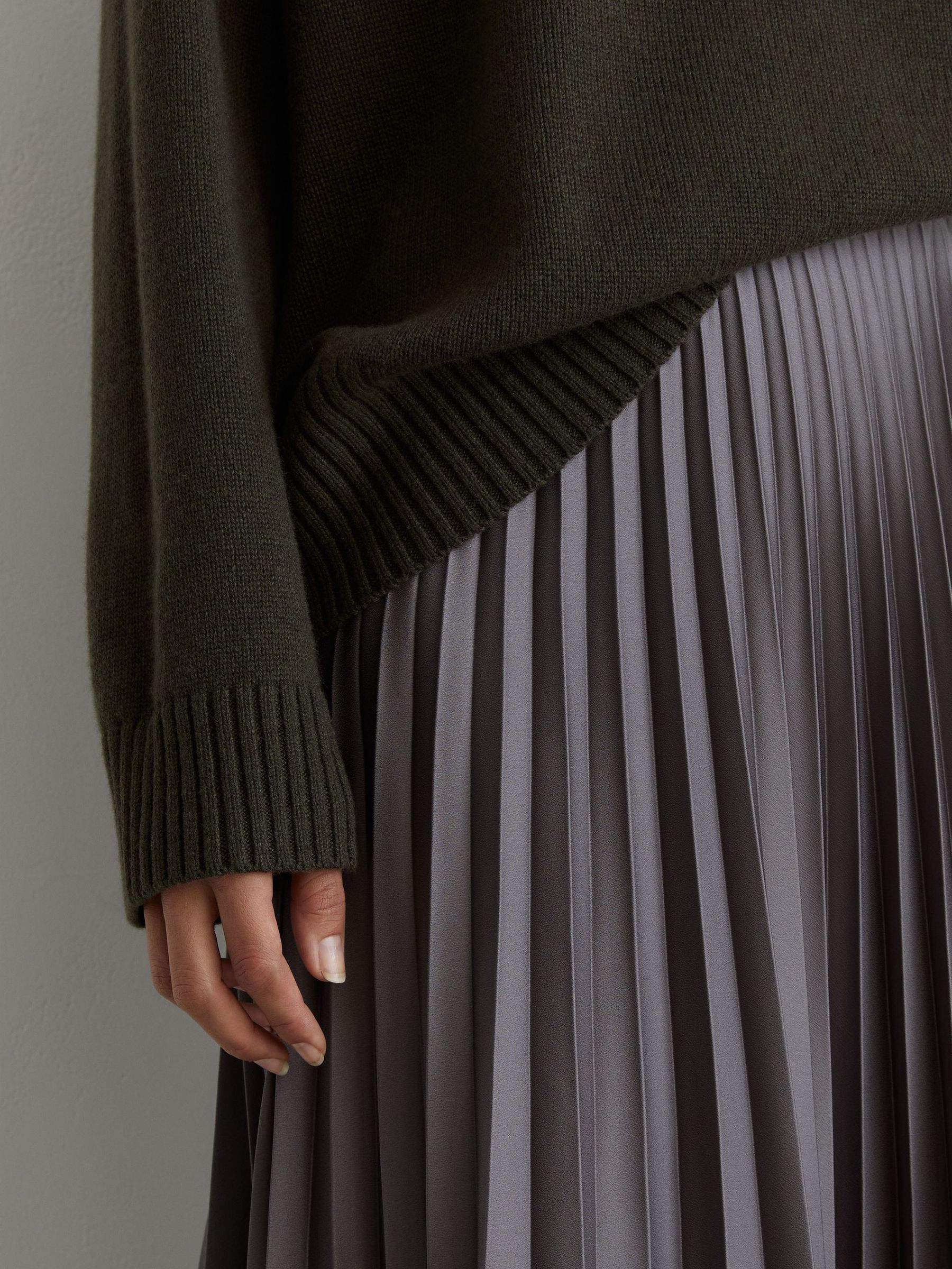 Wool-Cashmere Crew-Neck Raglan Jumper in Khaki Green - Image 5 of 7
