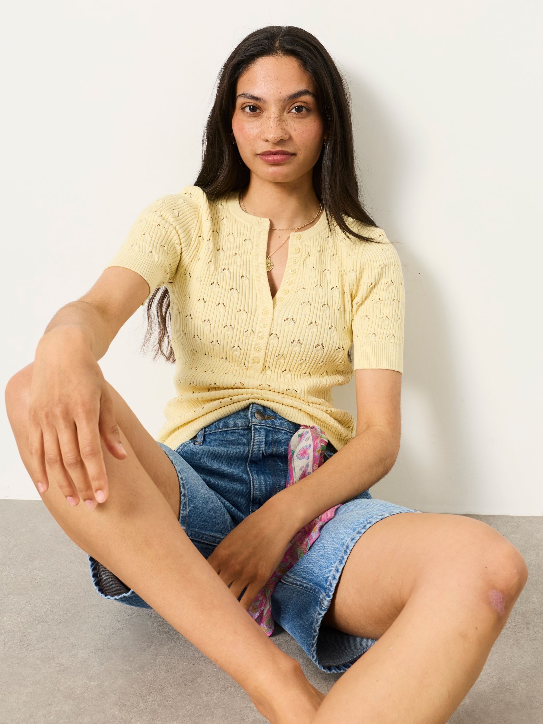 Lois Short Sleeve Knitted Henley Top in Yellow - Image 4 of 4
