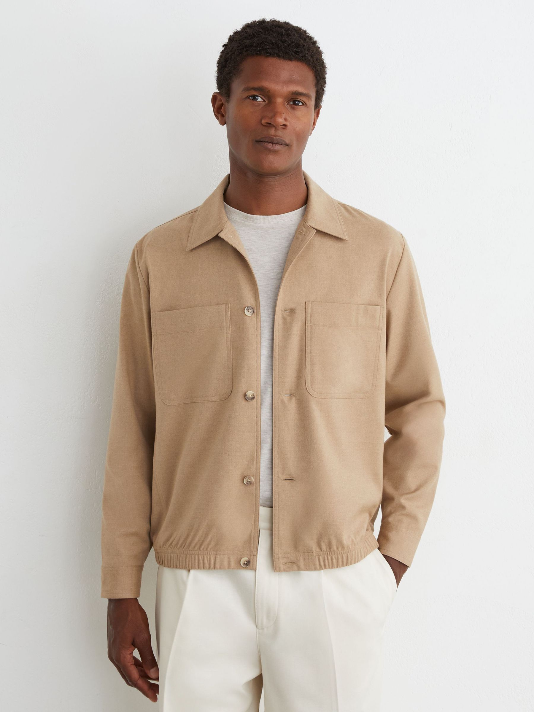 Gebürstetes Overshirt mit zwei Taschen aus Wolle in Kamelbraun - Bild 3 von 7