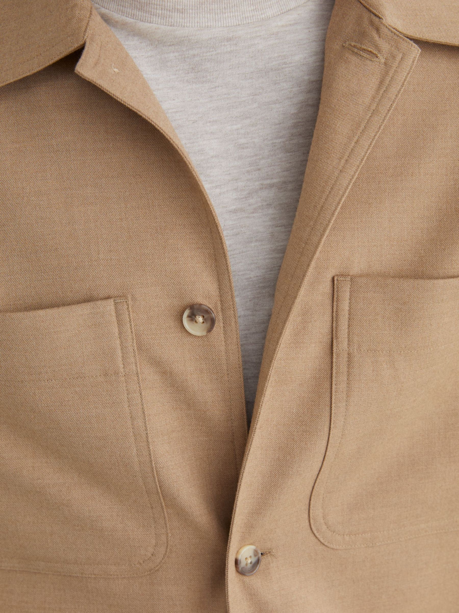 Gebürstetes Overshirt mit zwei Taschen aus Wolle in Kamelbraun - Bild 4 von 7