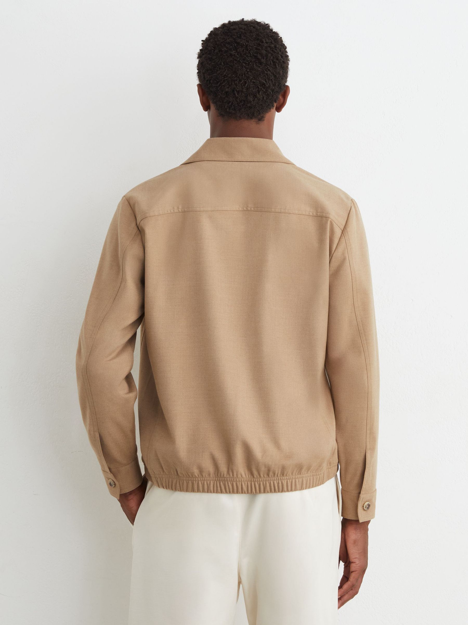 Gebürstetes Overshirt mit zwei Taschen aus Wolle in Kamelbraun - Bild 5 von 7