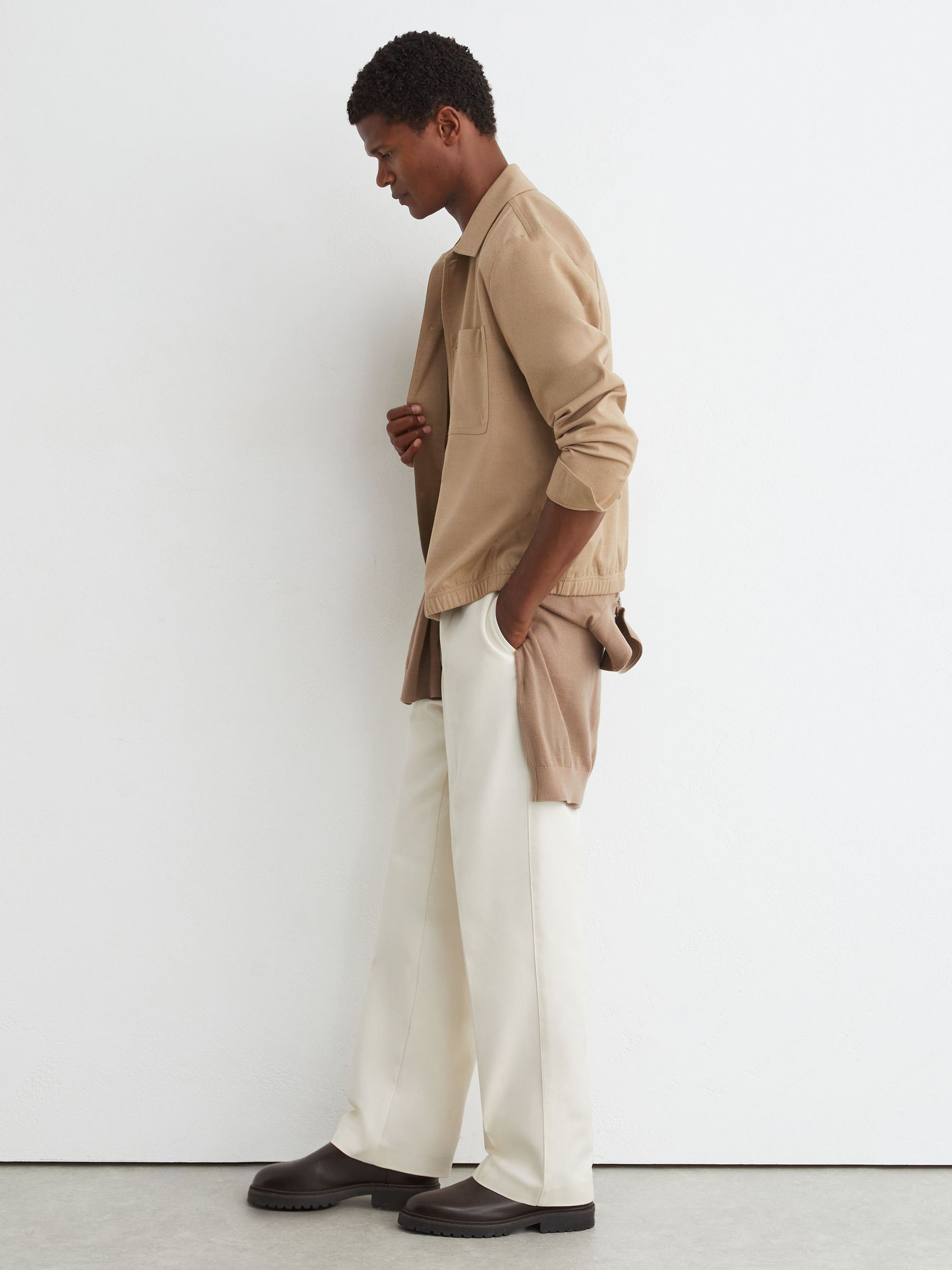 Gebürstetes Overshirt mit zwei Taschen aus Wolle in Kamelbraun - Bild 6 von 7