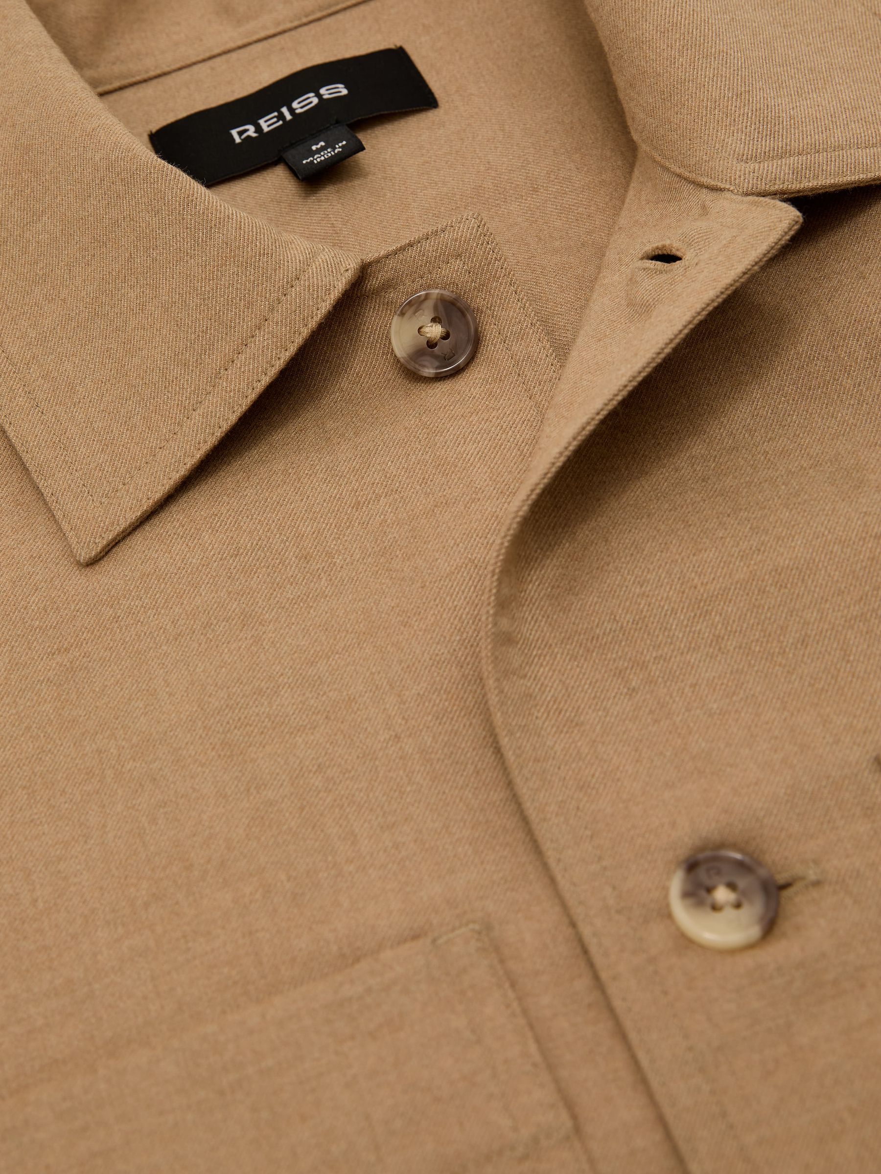 Gebürstetes Overshirt mit zwei Taschen aus Wolle in Kamelbraun - Bild 7 von 7