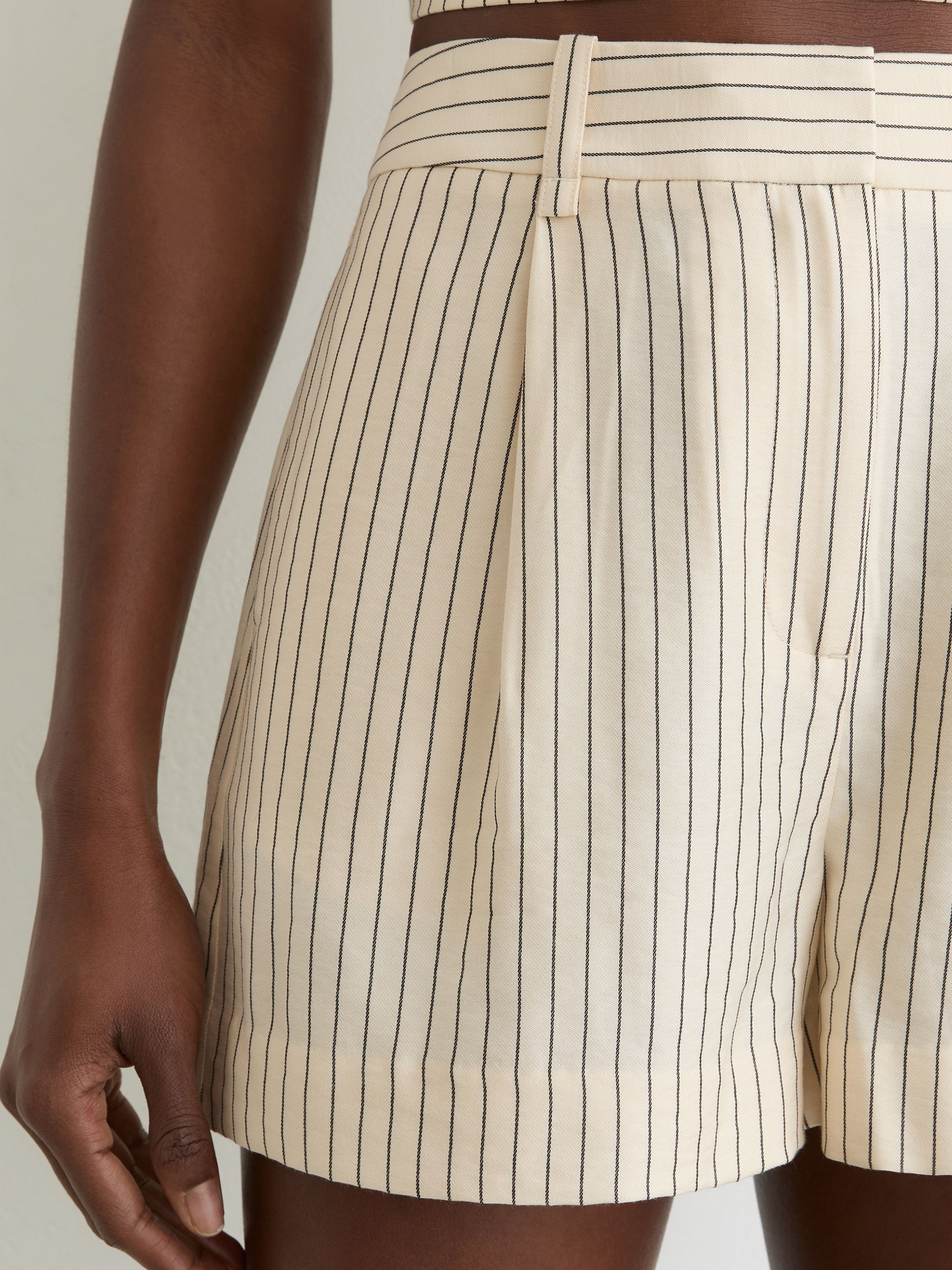 Pinstripe Tailored Shorts in Cream/Black - Image 4 de 7