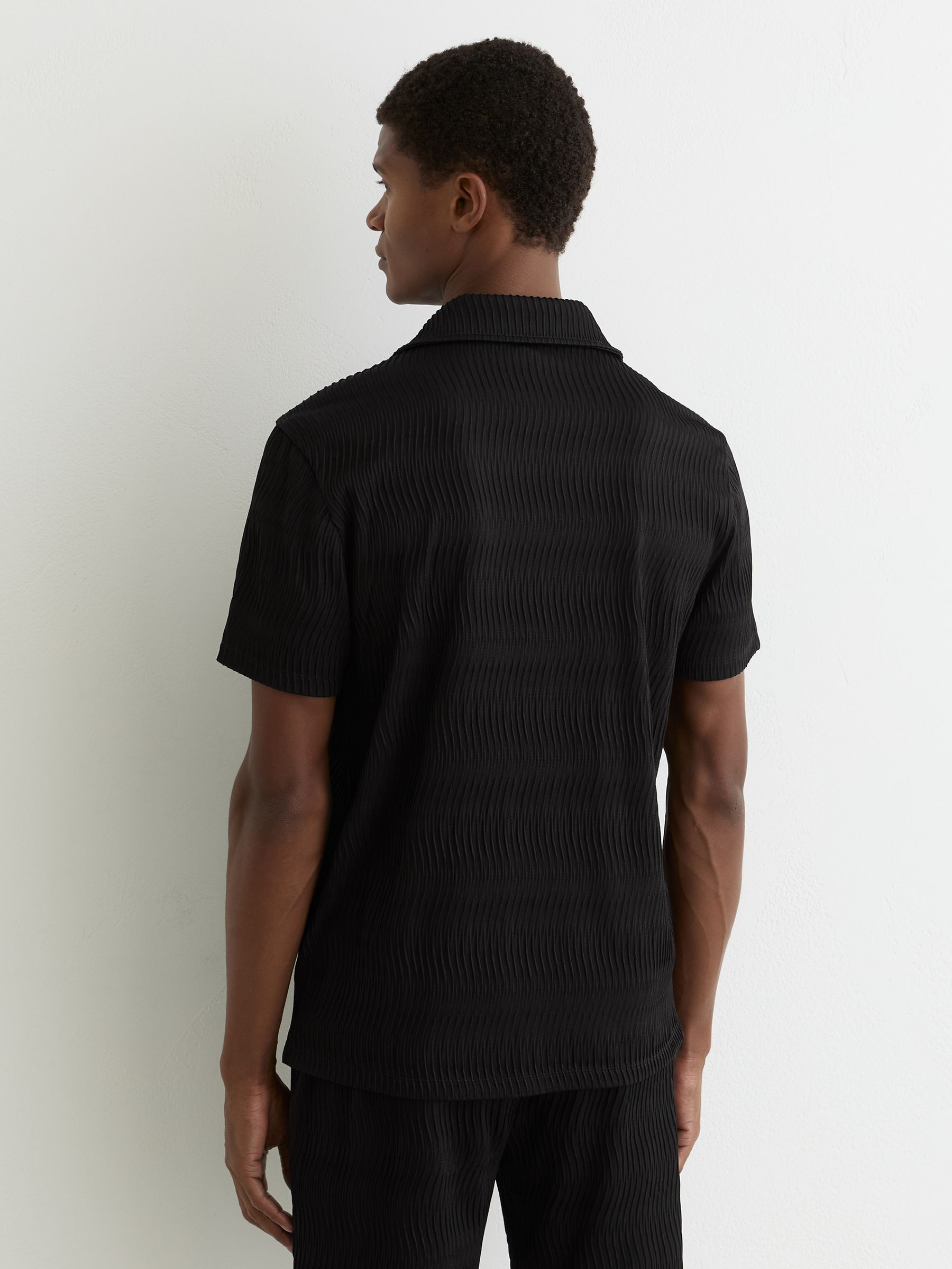 Textured-Wave Cuban-Collar Shirt in Black - Image 5 of 6