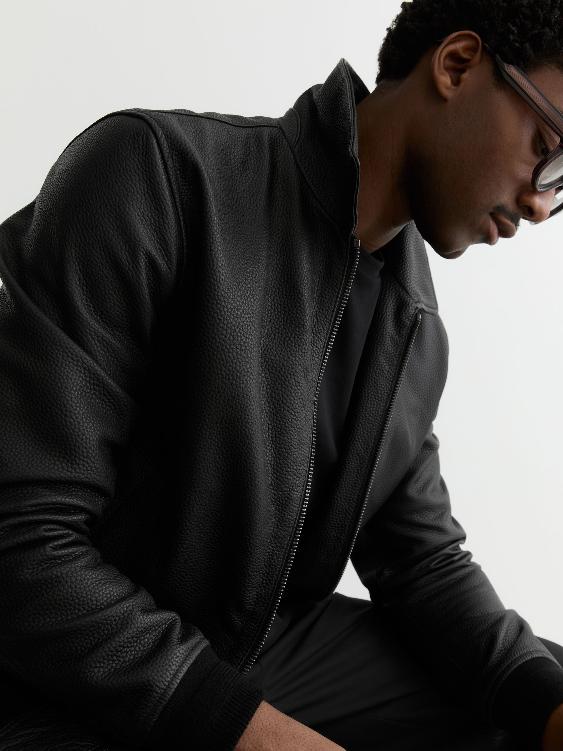 سترة بسحّاب كامل من جلد محبب باللون الأسود - صورة 7 من 9