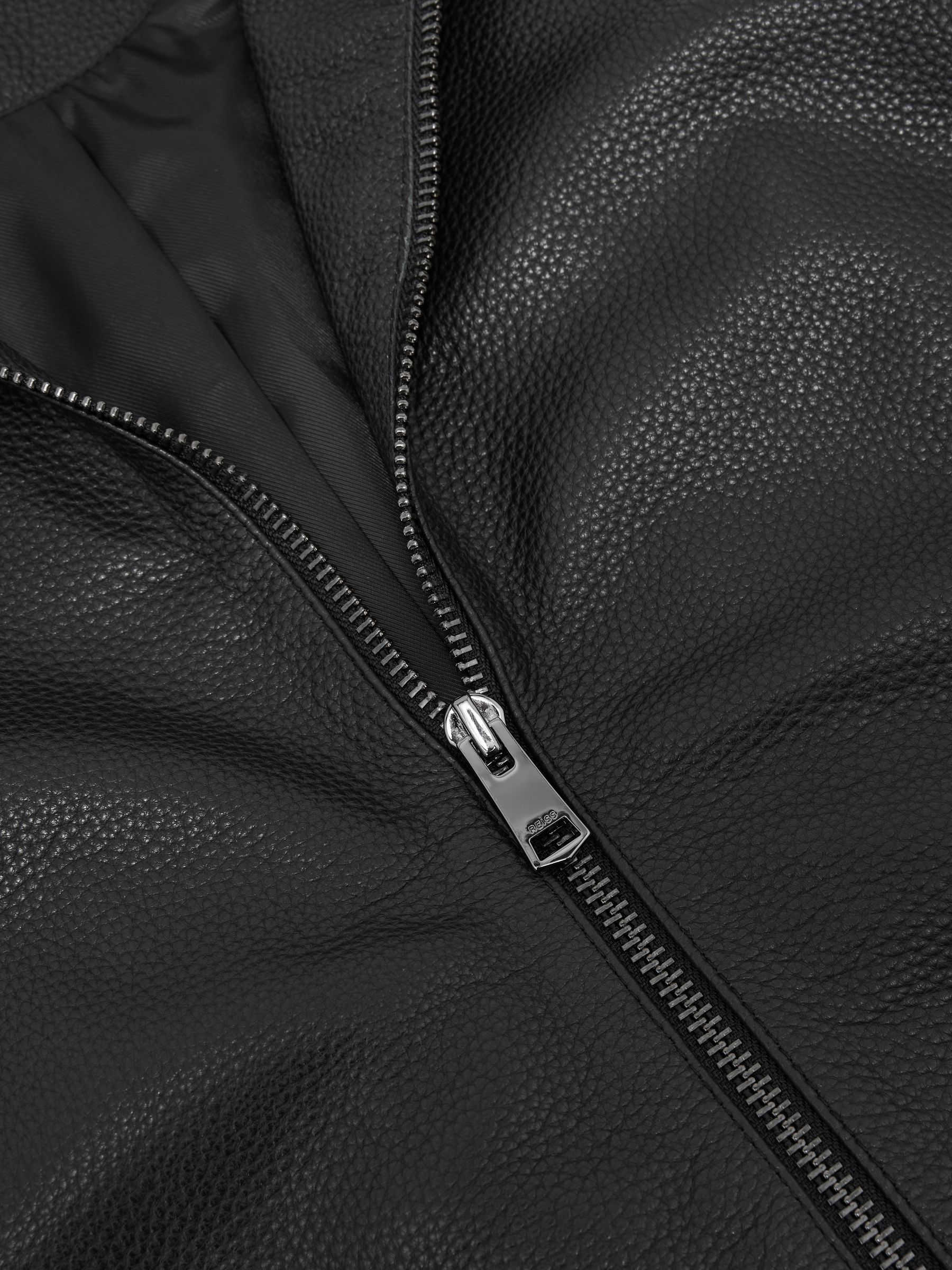 سترة بسحّاب كامل من جلد محبب باللون الأسود - صورة 9 من 9
