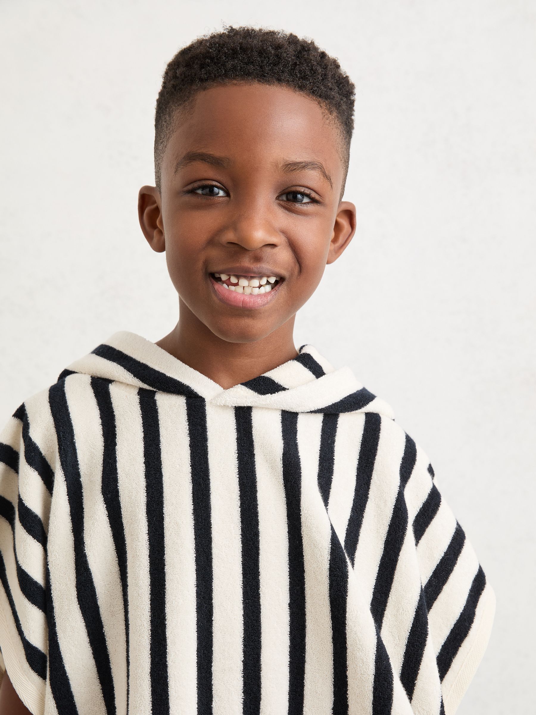 Striped Hooded Towel Cape in Navy - Image 3 de 4