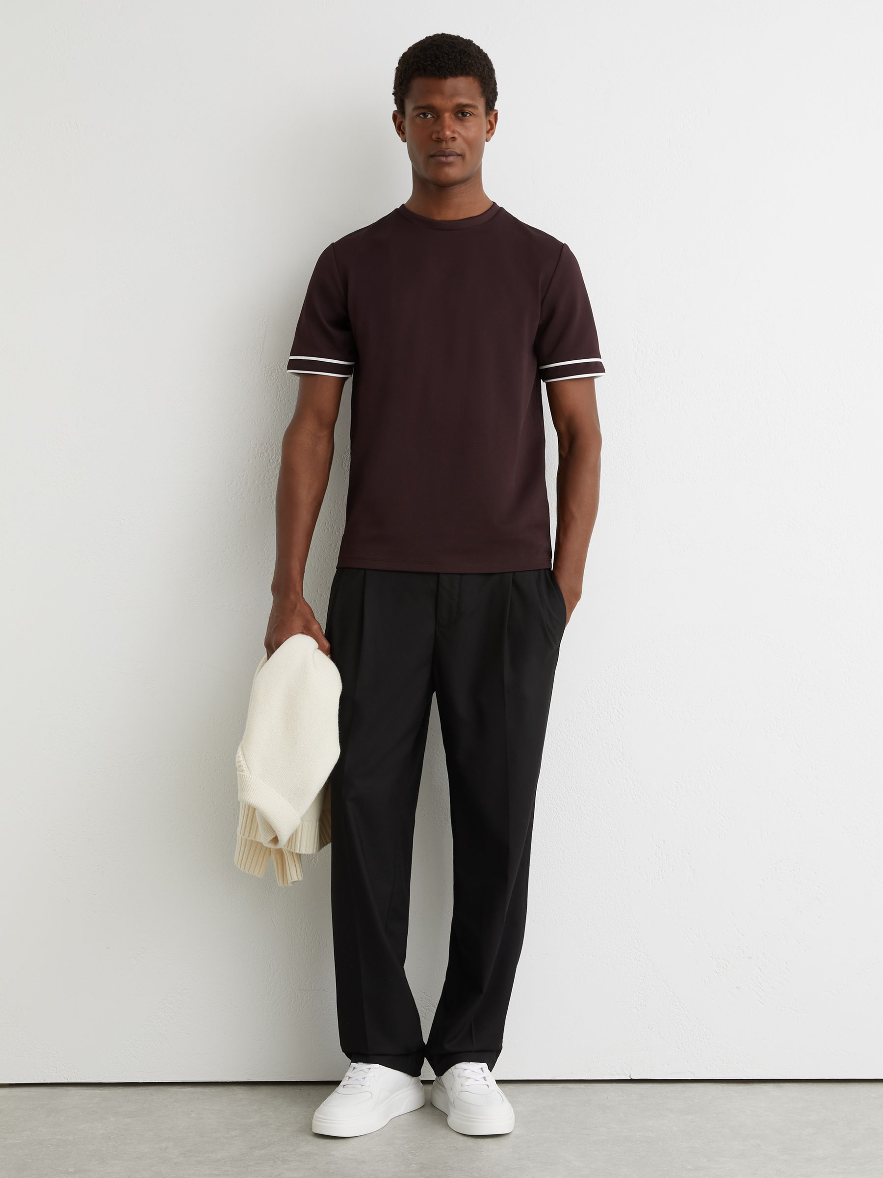 T-Shirt in Cherry Red - Image 3 of 6