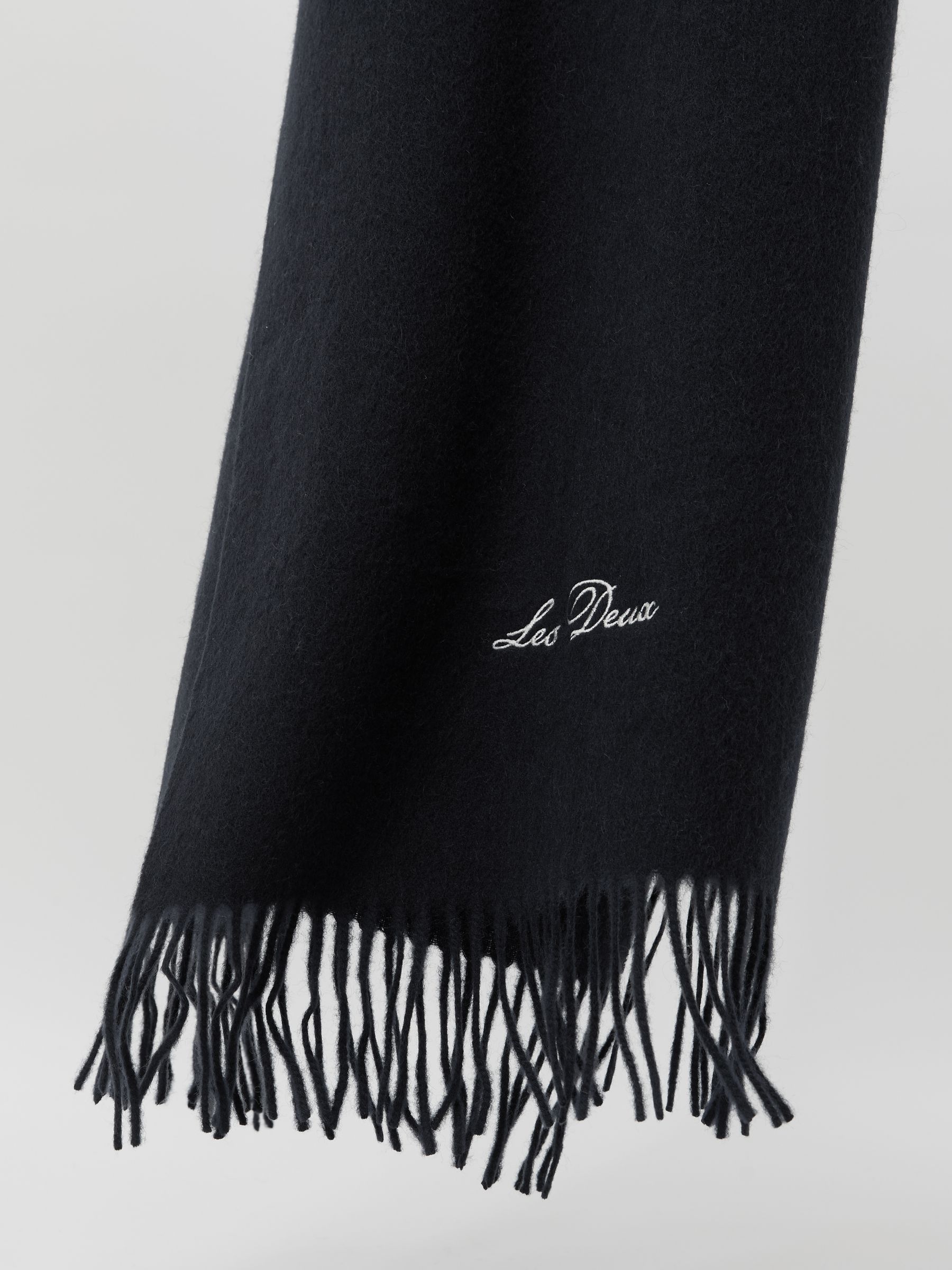 وشاح بلون كحلي داكن - صورة 4 من 4