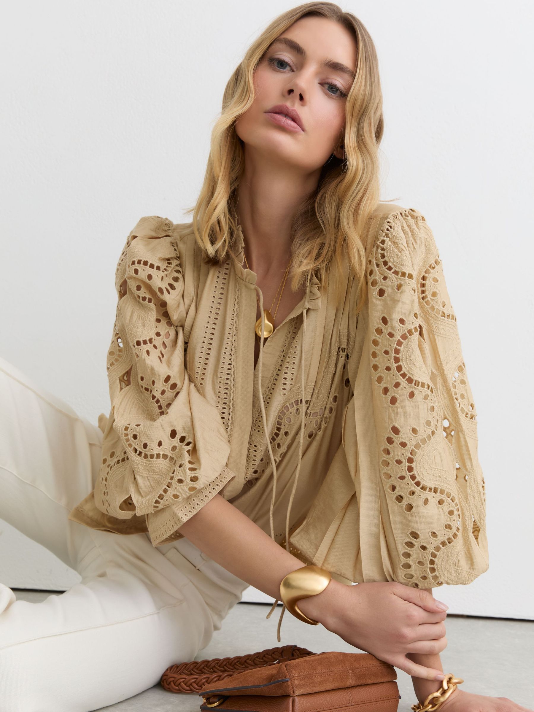 Broderie Anglaise Tie-Neck Blouse in Neutral - Bild 1 von 6 Broderie Anglaise Tie-Neck Blouse in Neutral - Bild 1 von 6