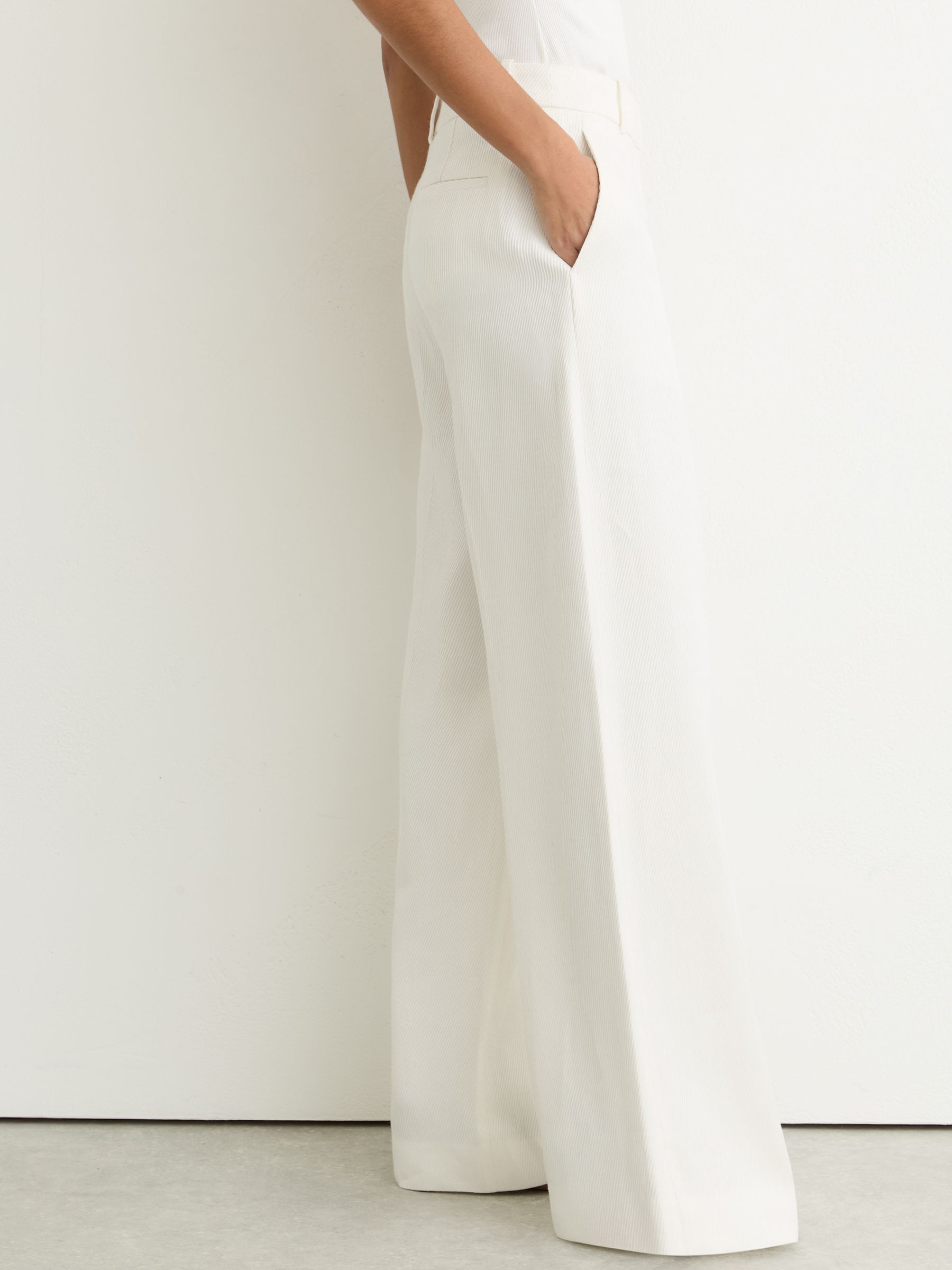 Linen-Blend Wide-Leg Trousers in White - image 3