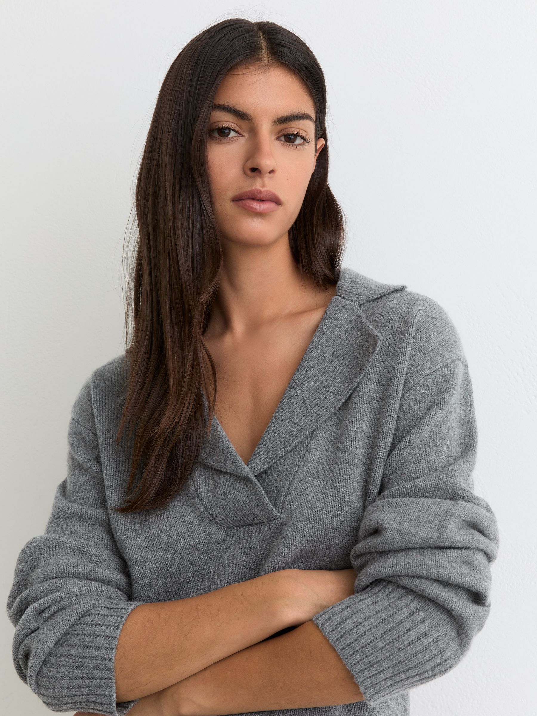 Stickad Jumper i gråmelerad ull- och kashmirkvalitet med krage - Bild 4 av 6