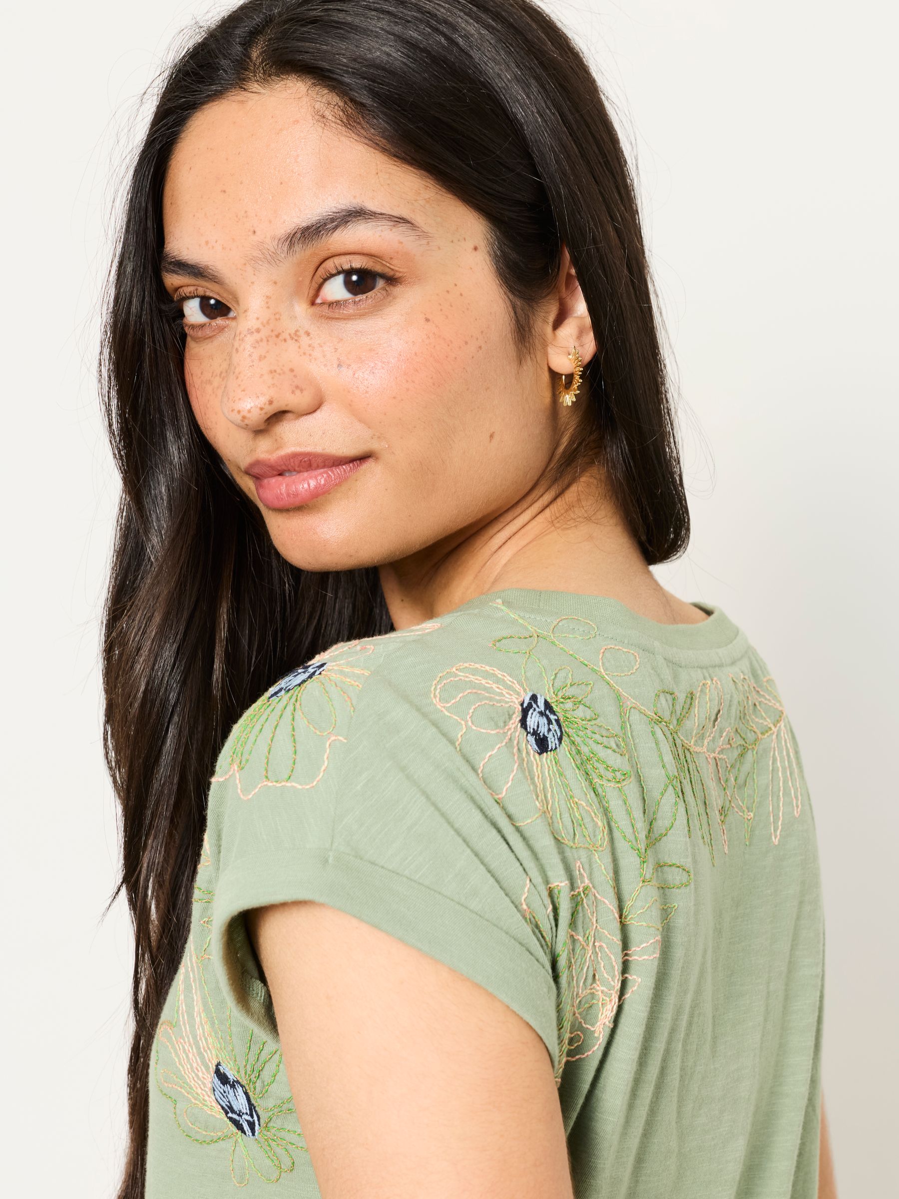 Ivy Green Embroidered Placement Floral T-Shirt - Image 3 of 6