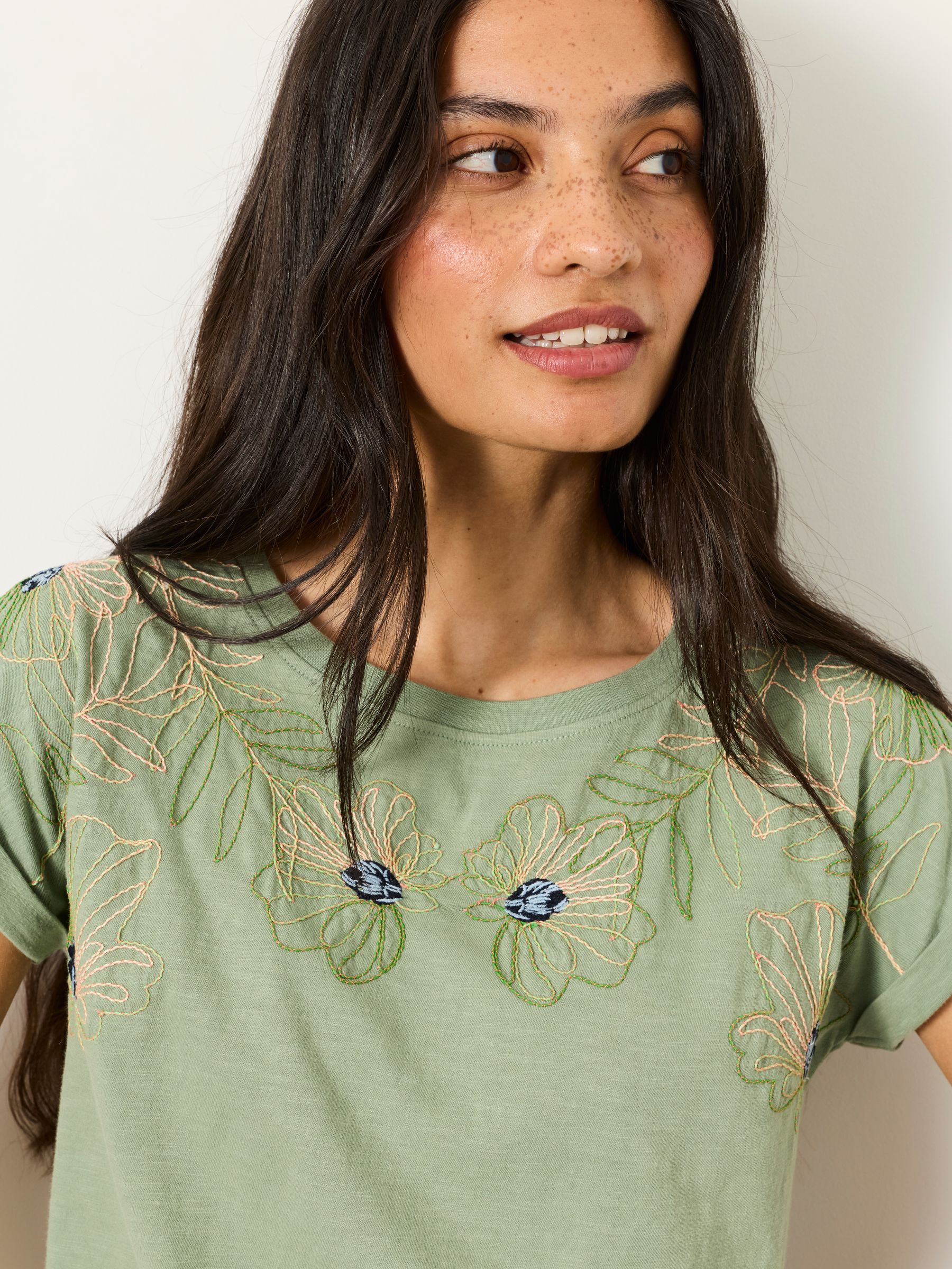 Ivy Green Embroidered Placement Floral T-Shirt - Image 4 of 6