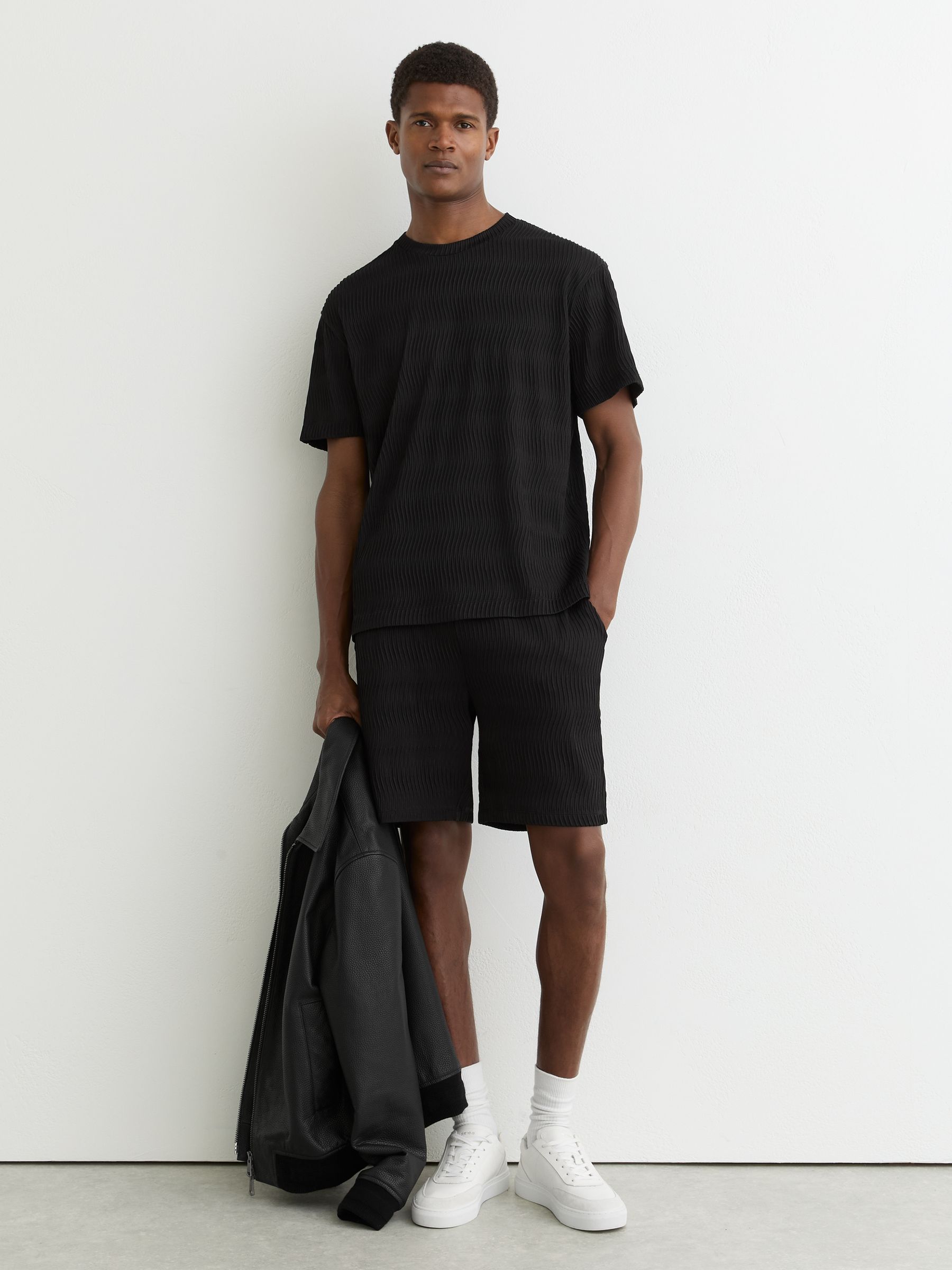 Textured-Wave Relaxed-Fit T-Shirt in Black - Image 3 of 6