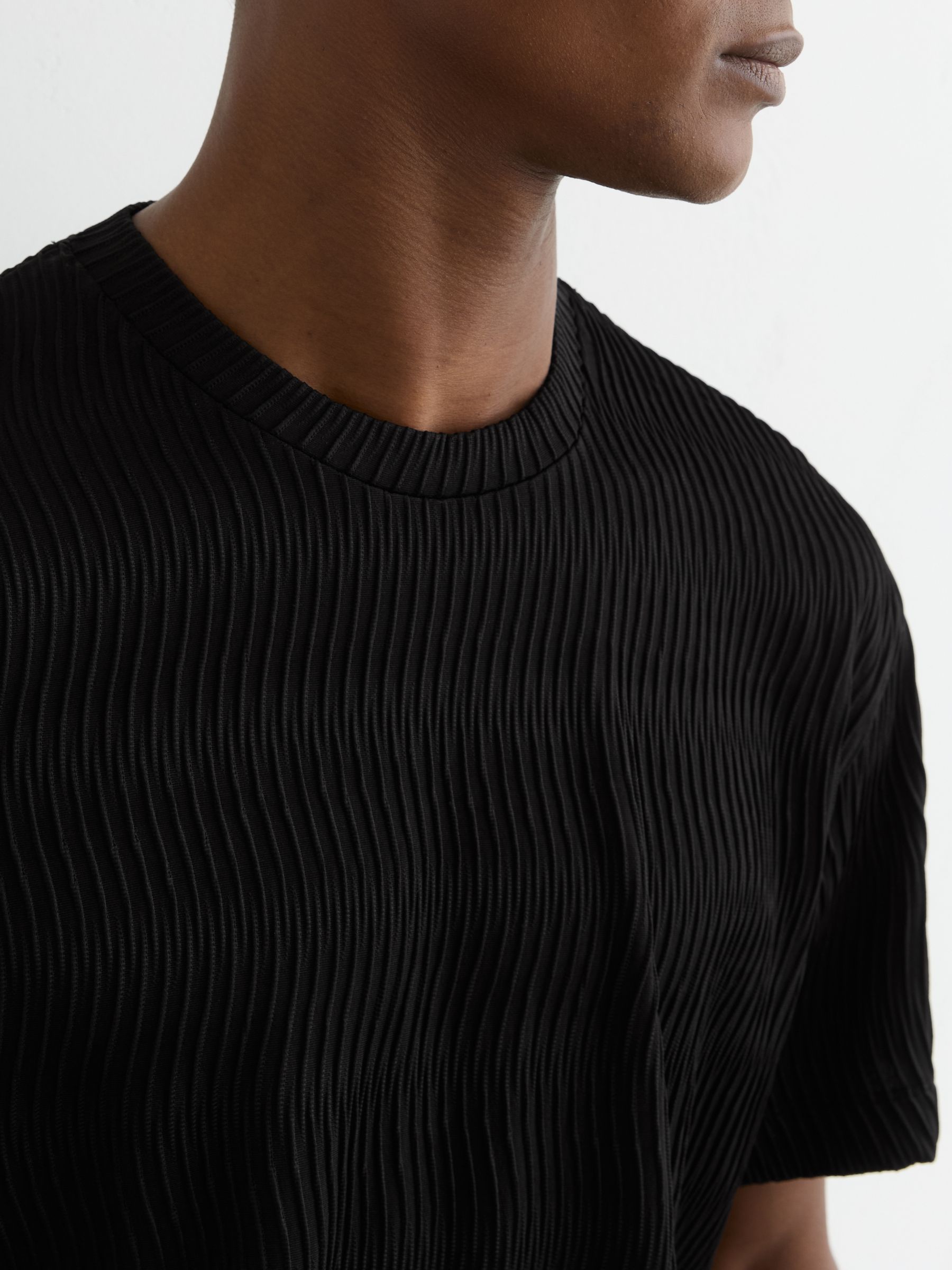 Textured-Wave Relaxed-Fit T-Shirt in Black - Image 4 of 6