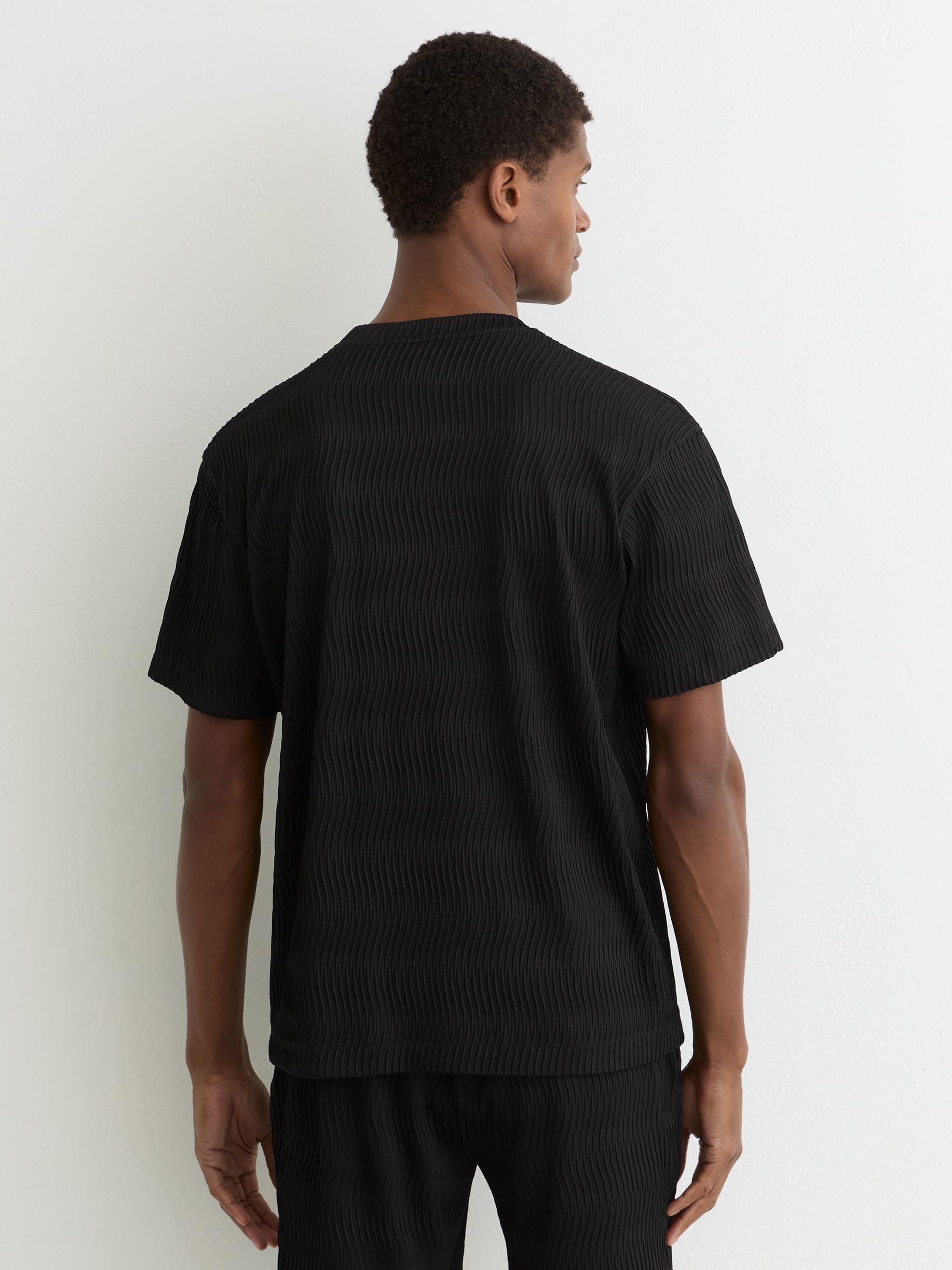 Textured-Wave Relaxed-Fit T-Shirt in Black - Image 5 of 6