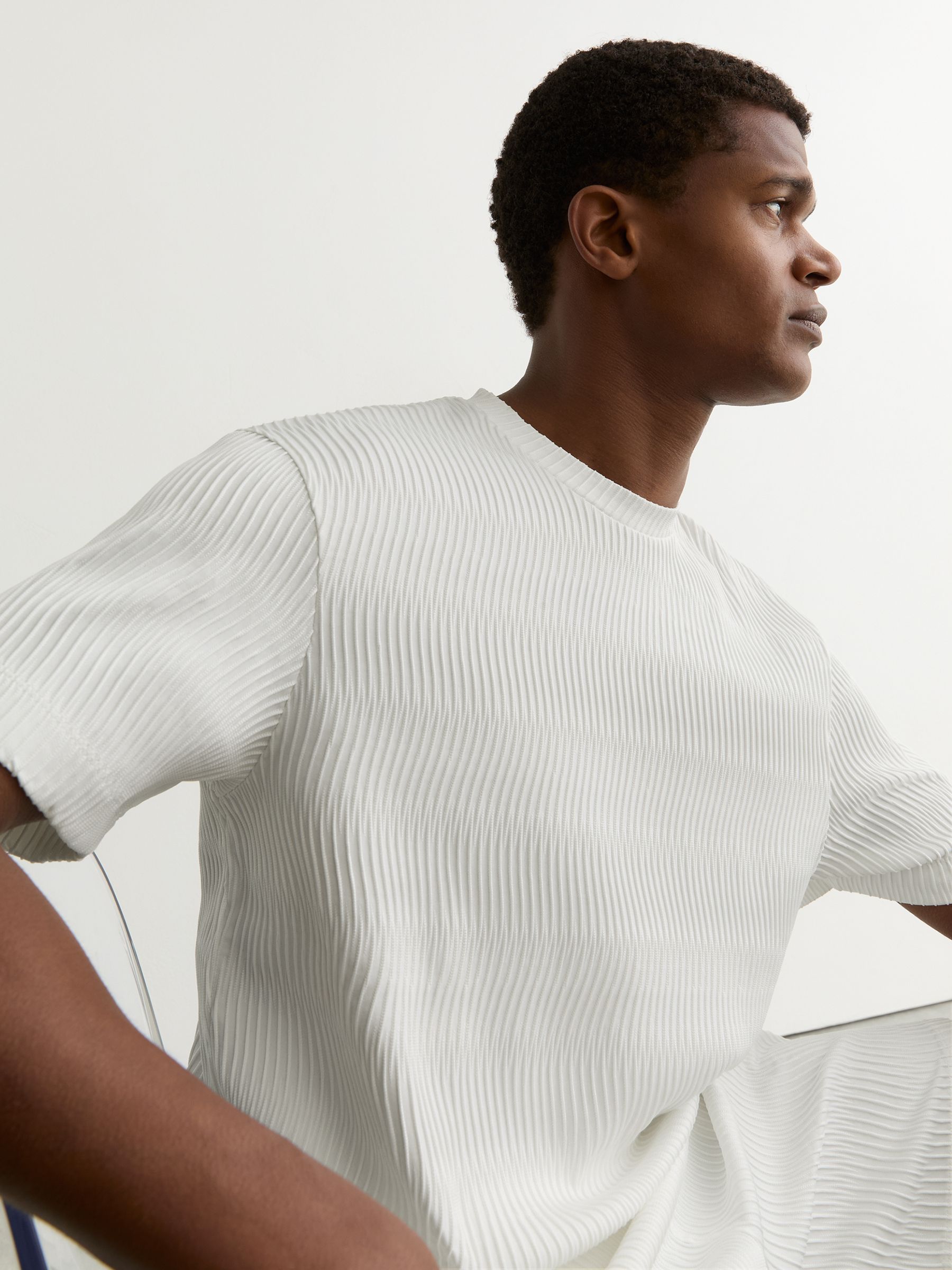 Textured-Wave Relaxed-Fit T-Shirt in White - image 2