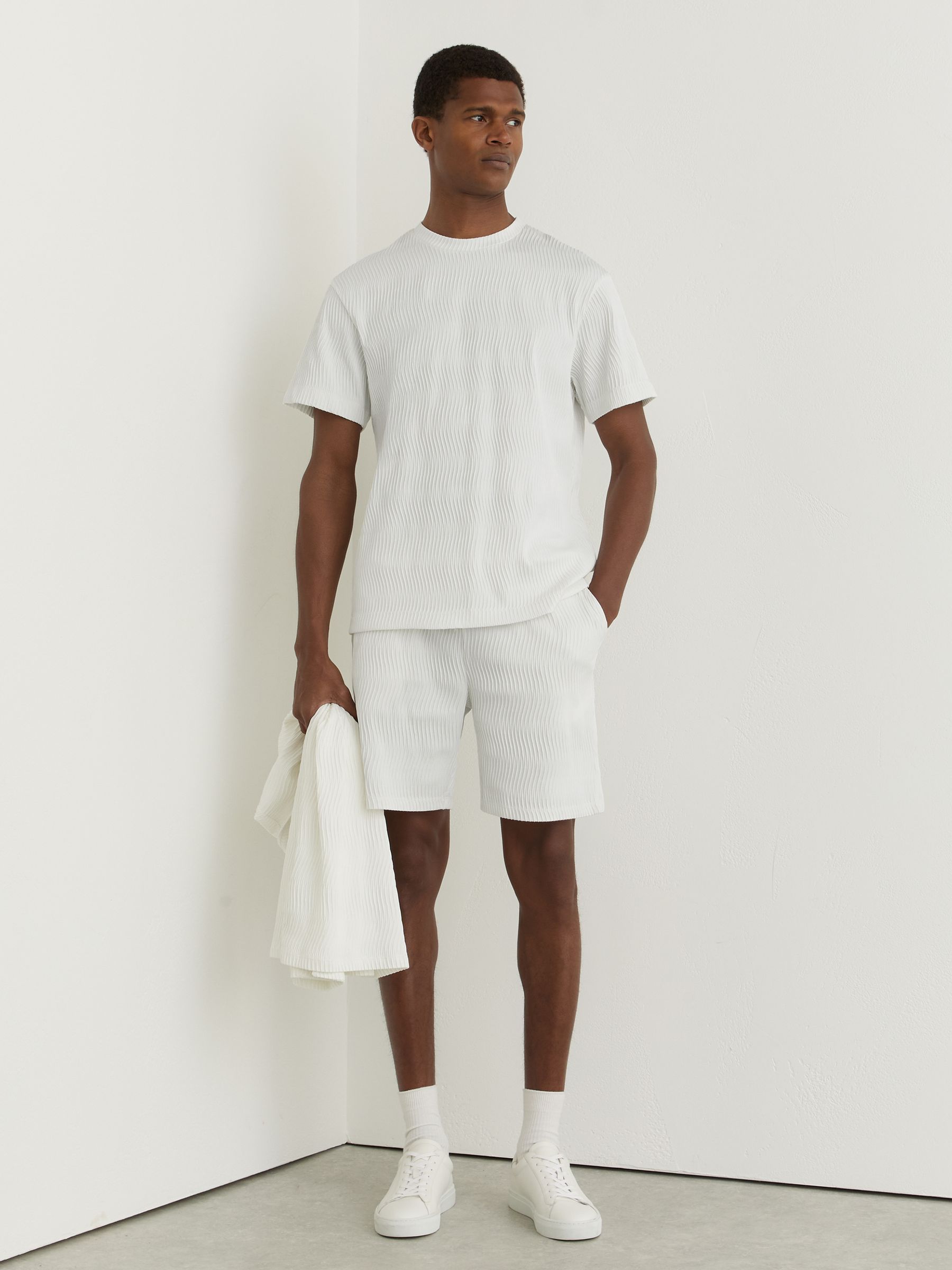 Textured-Wave Relaxed-Fit T-Shirt in White - Image 3 of 6