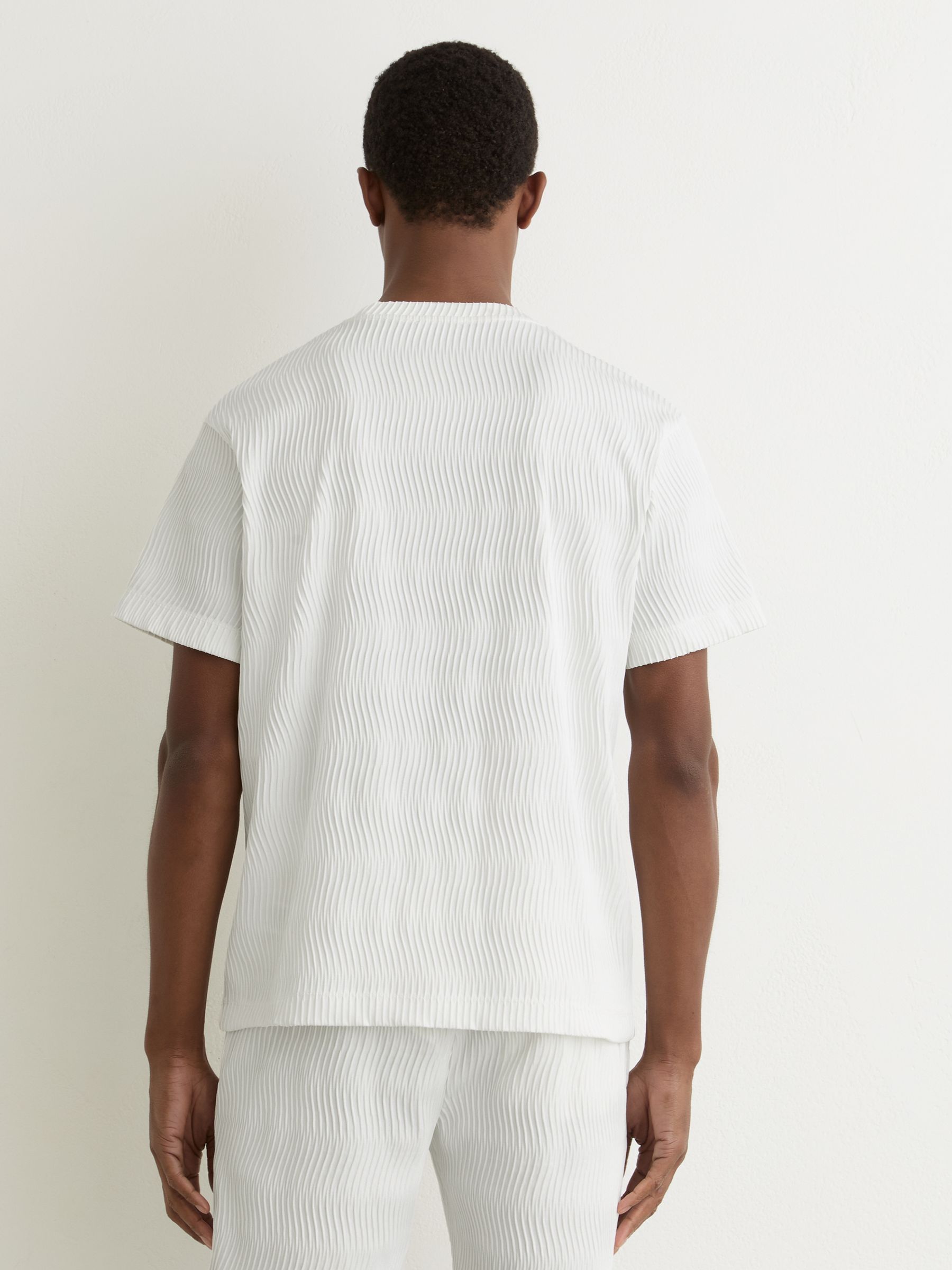 Textured-Wave Relaxed-Fit T-Shirt in White - Image 4 of 6