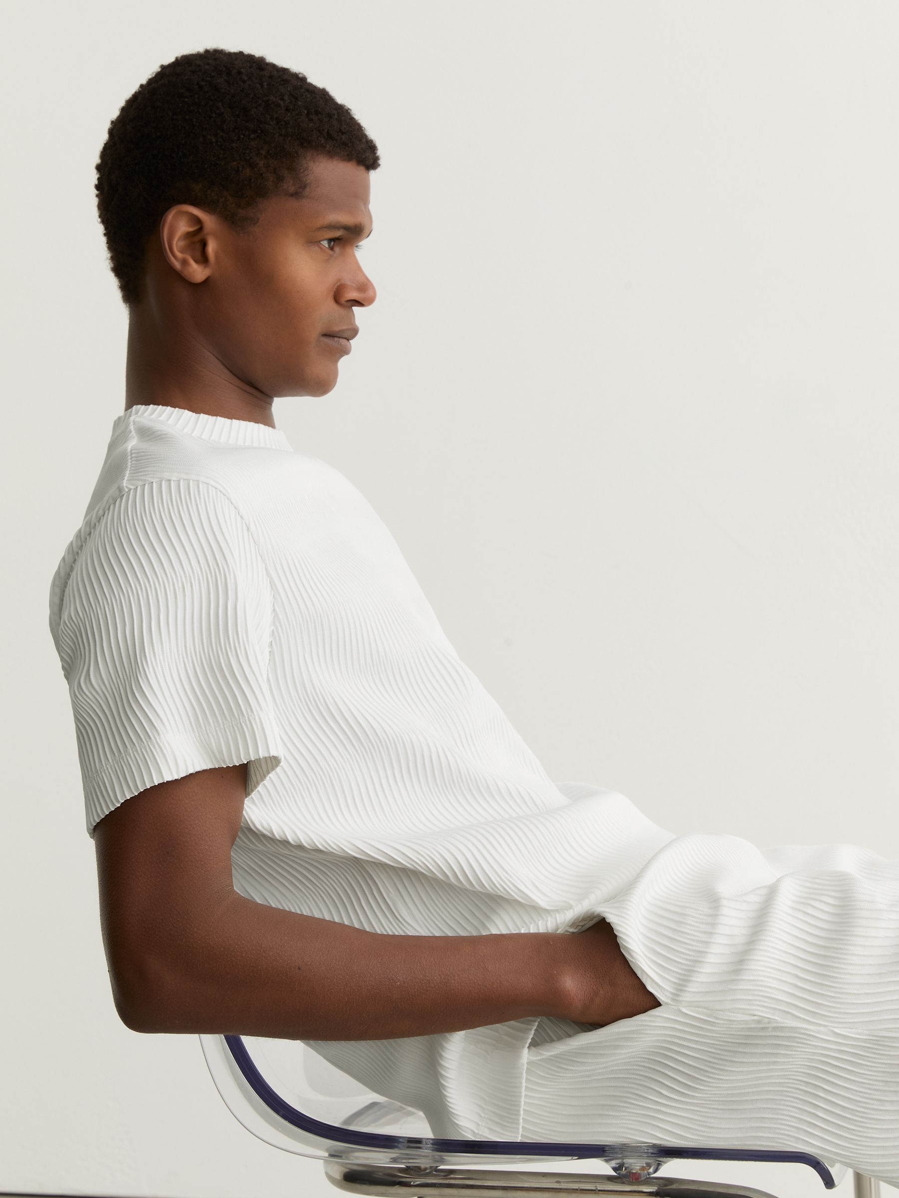 Textured-Wave Relaxed-Fit T-Shirt in White - Image 5 of 6