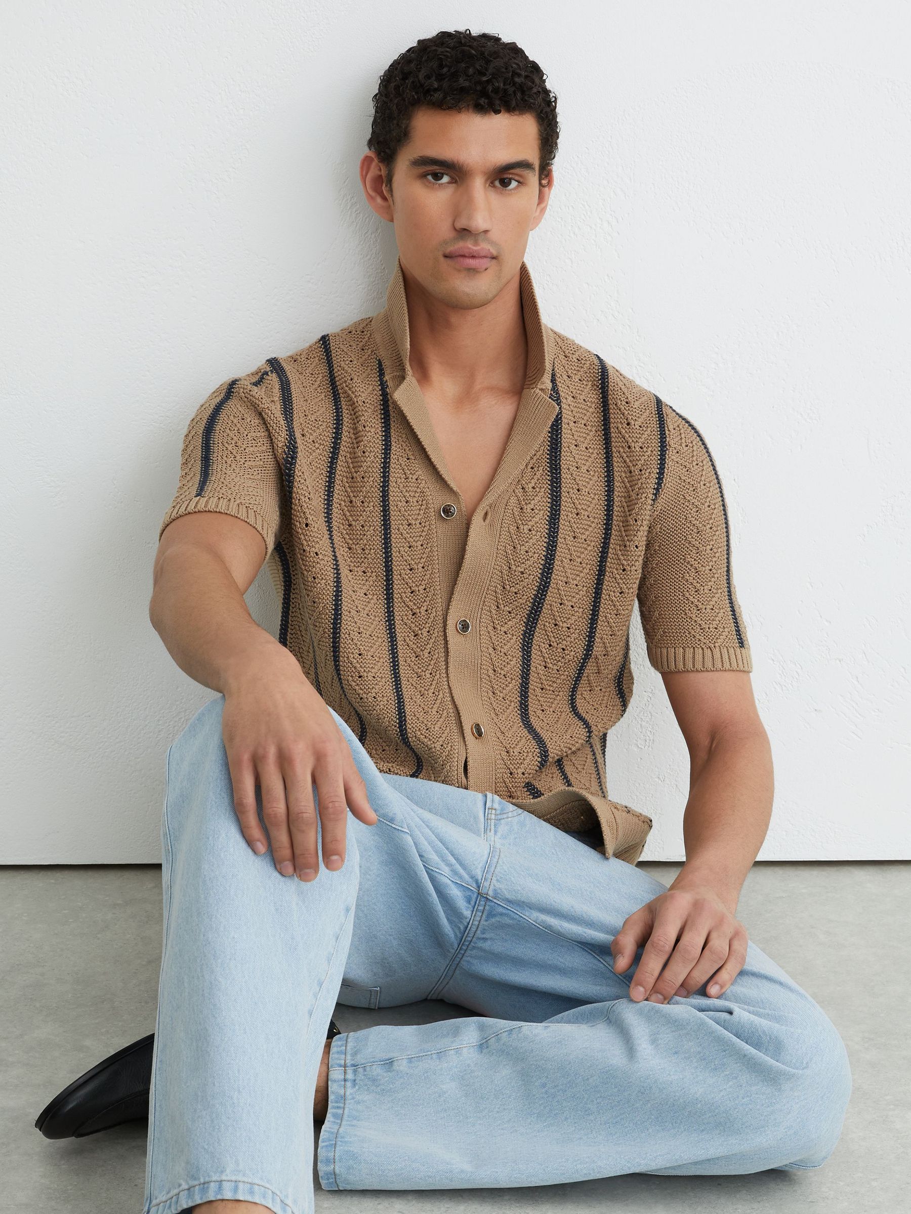 Texturiertes Streifen-Strickhemd aus Baumwollmischung in hellem Kamel - Bild 3 von 6