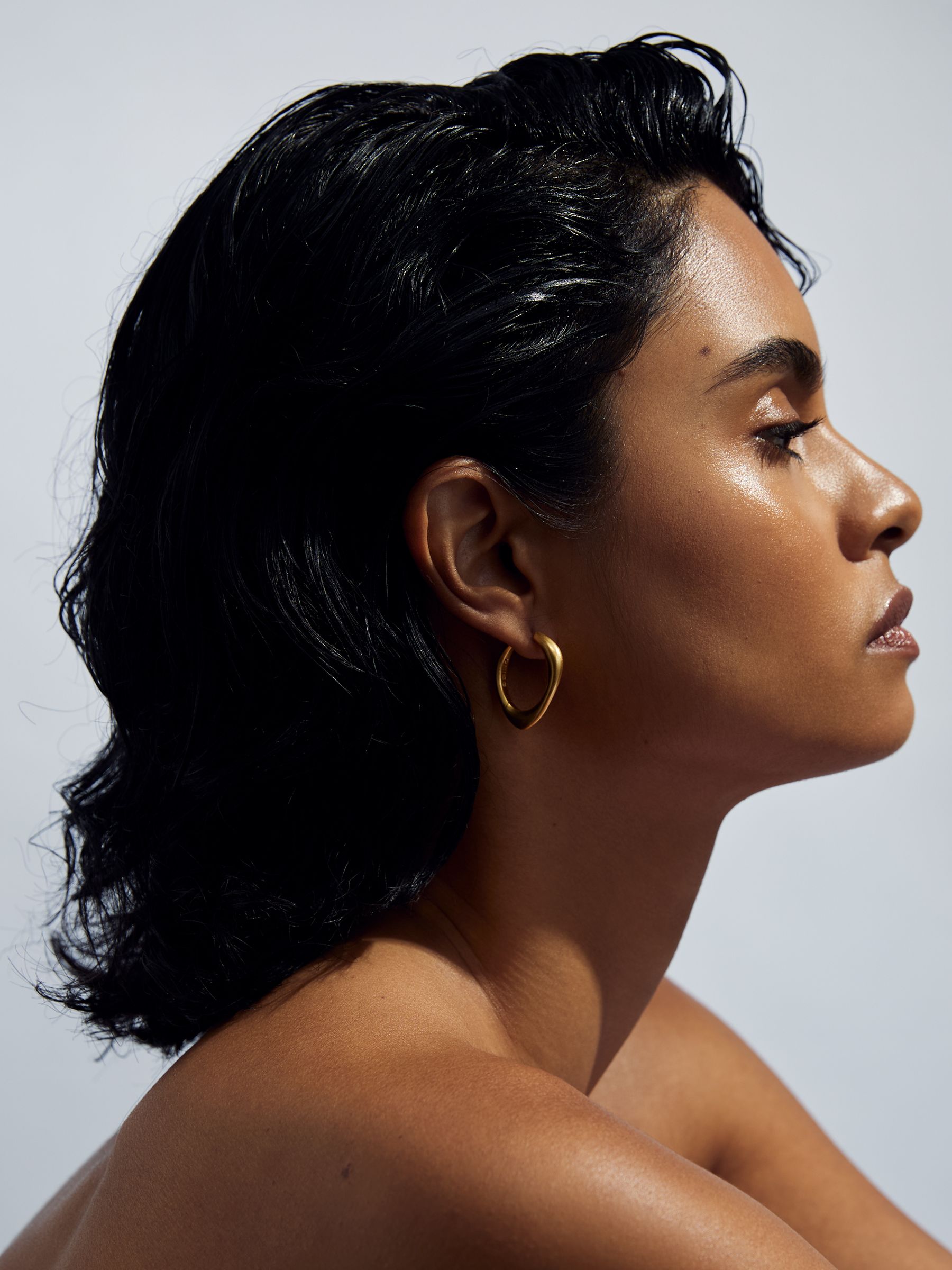 Smooth Curve Hoop Earrings in Gold