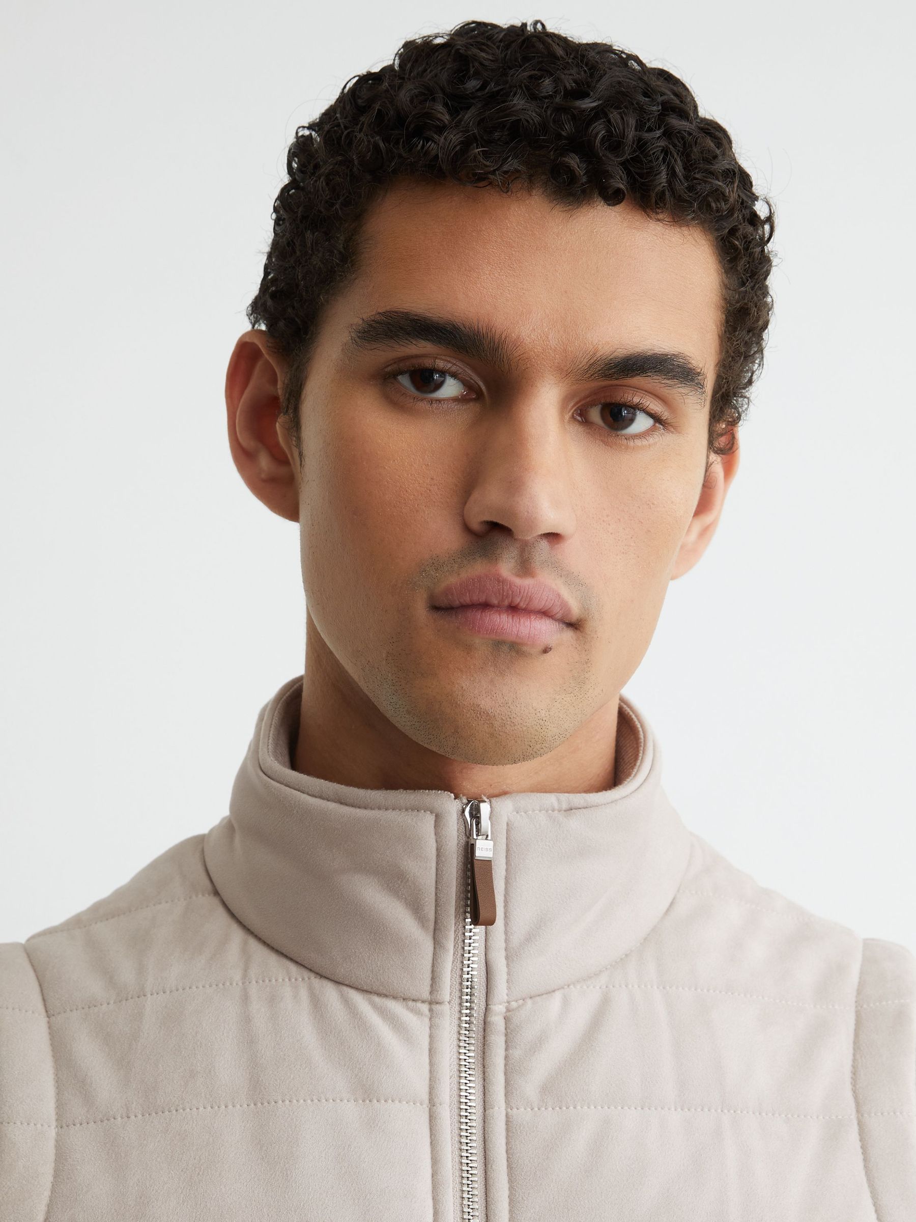 Gesteppte Weste mit Trichterkragen in Beige - Bild 4 von 7