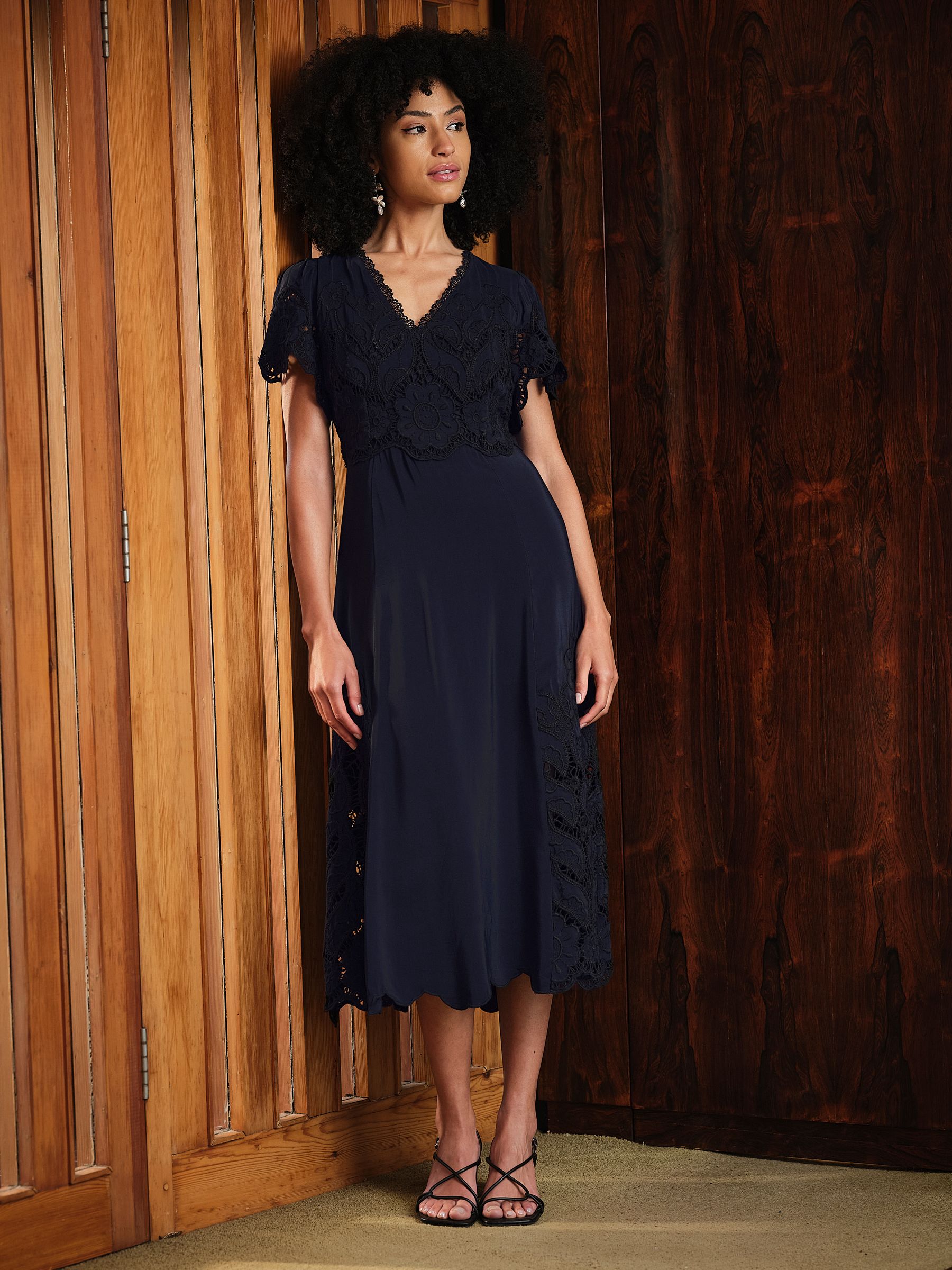maya bridesmaid dress navy Lace Buy Friends Like These A delicate Size:21-21½ 36/37 H25420K012