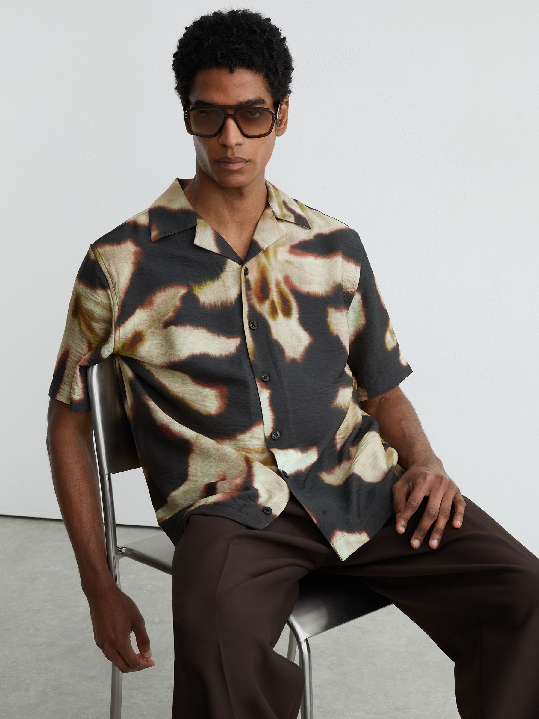 Graphic Floral-Print Short-Sleeve Shirt in Black - Image 4 of 7