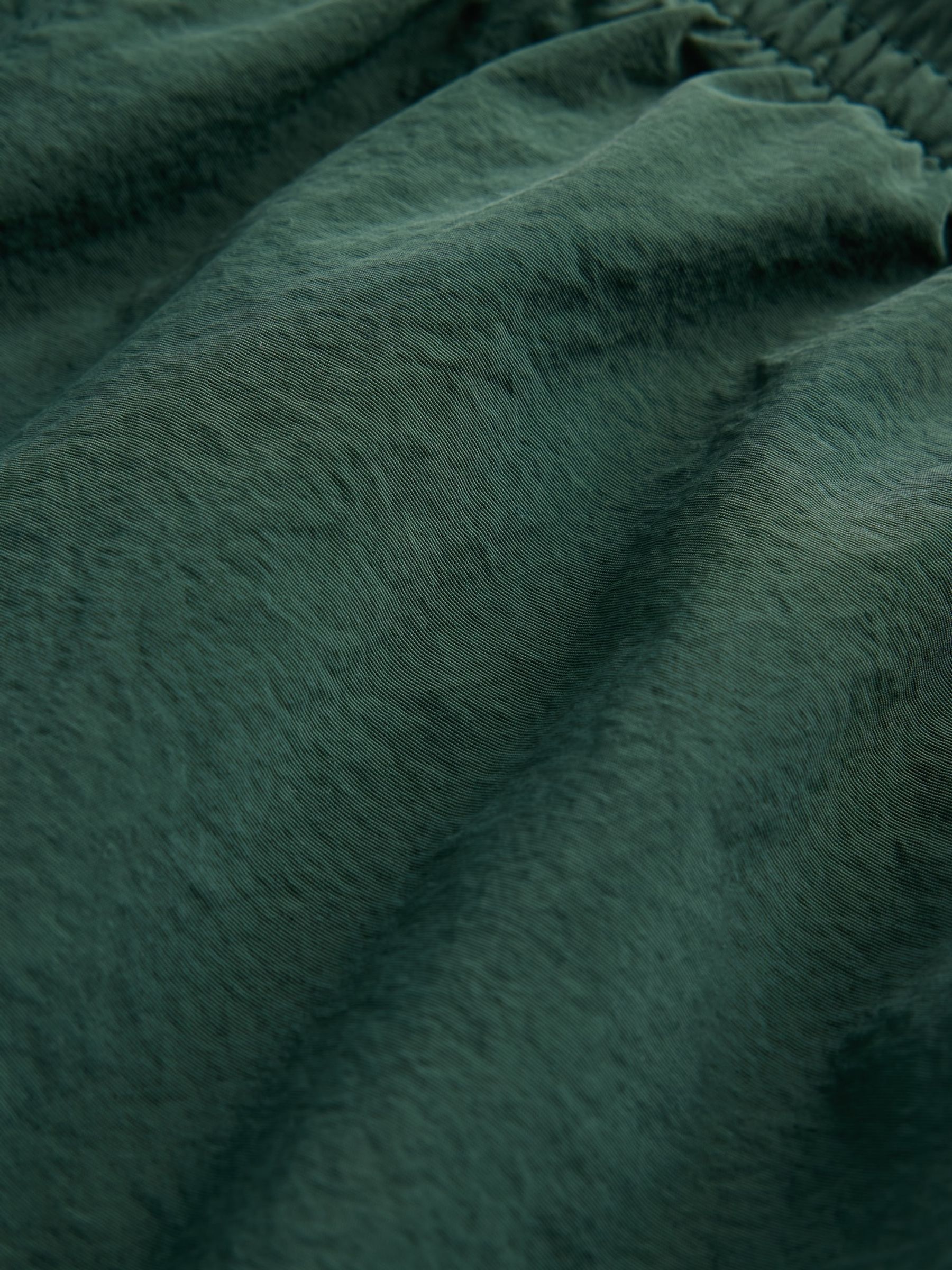 Green 7.5 inch Hybrid Shorts - Image 5 of 5