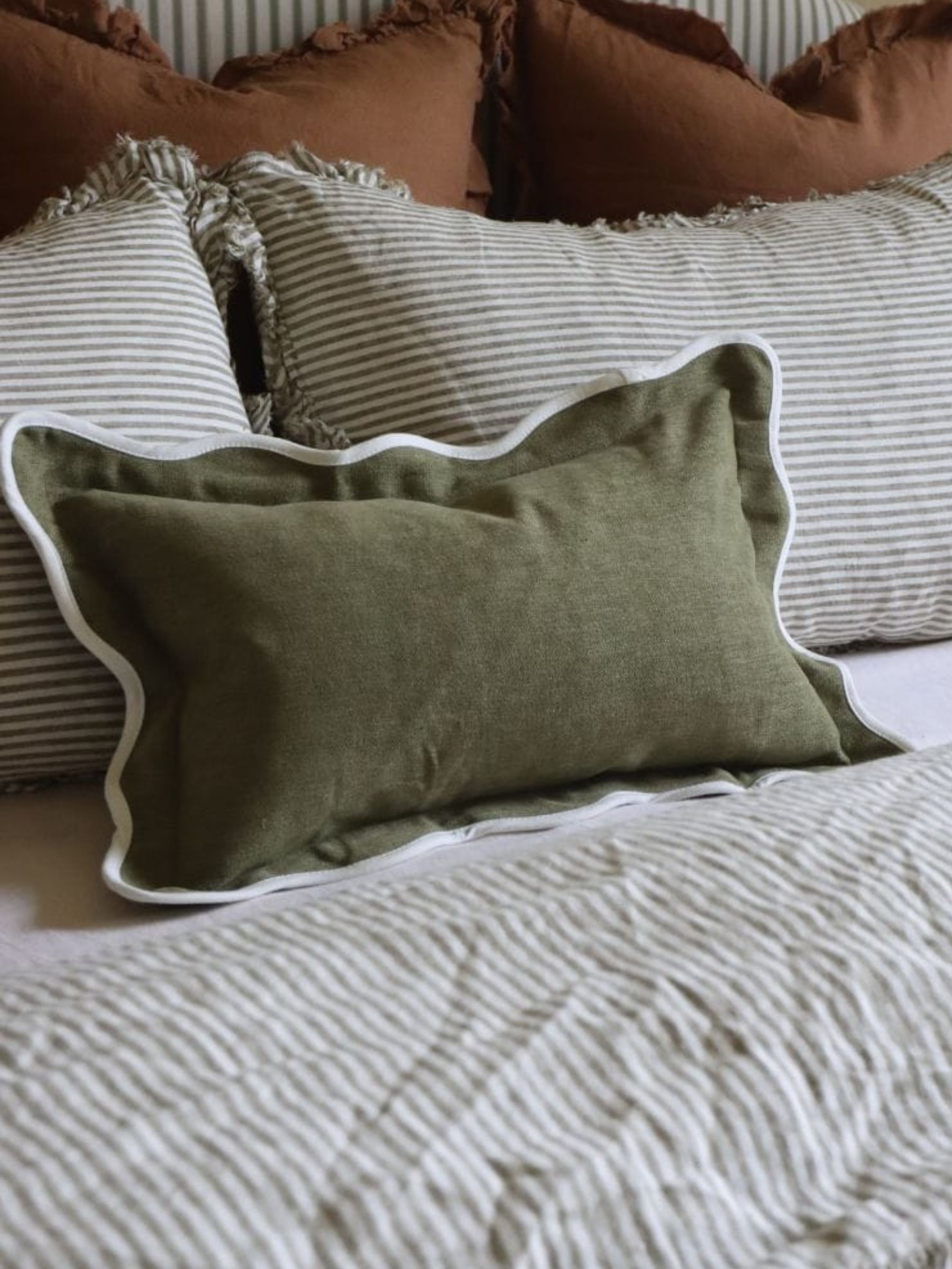 Ellenvale Interiors Olive Chloe Scalloped Edge 50 x 30cm Cushion Cover - Image 2 of 3