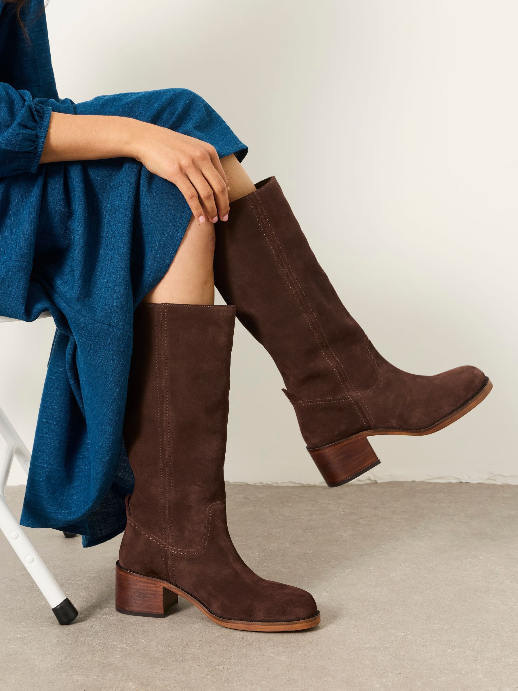 Wilton Chocolate Brown Leather Knee High Heeled Boot - Image 2 of 5 Wilton Chocolate Brown Leather Knee High Heeled Boot - Image 2 of 5