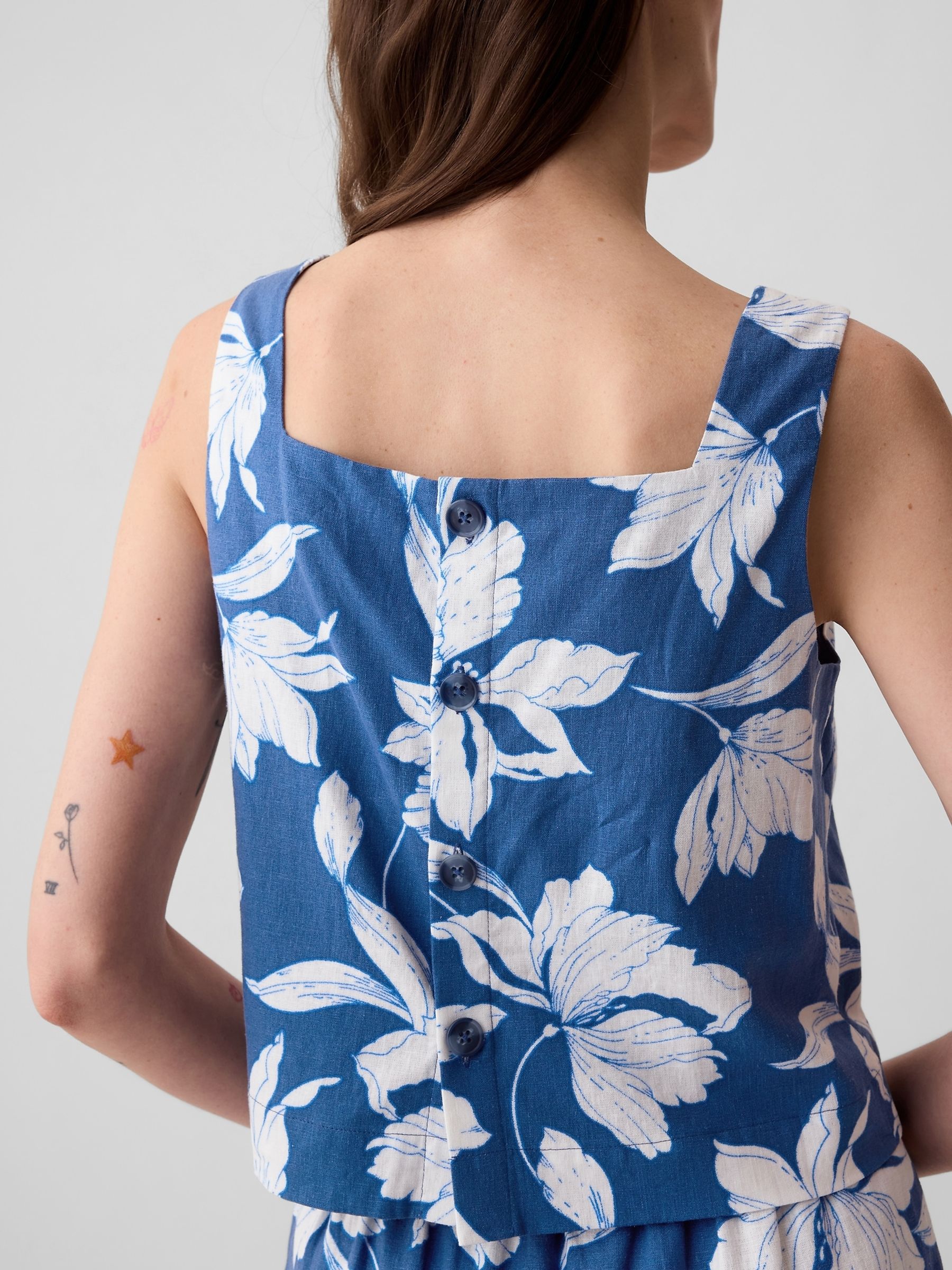Blue Floral Linen Blend Button Back Cropped Vest Top - Image 4 of 4