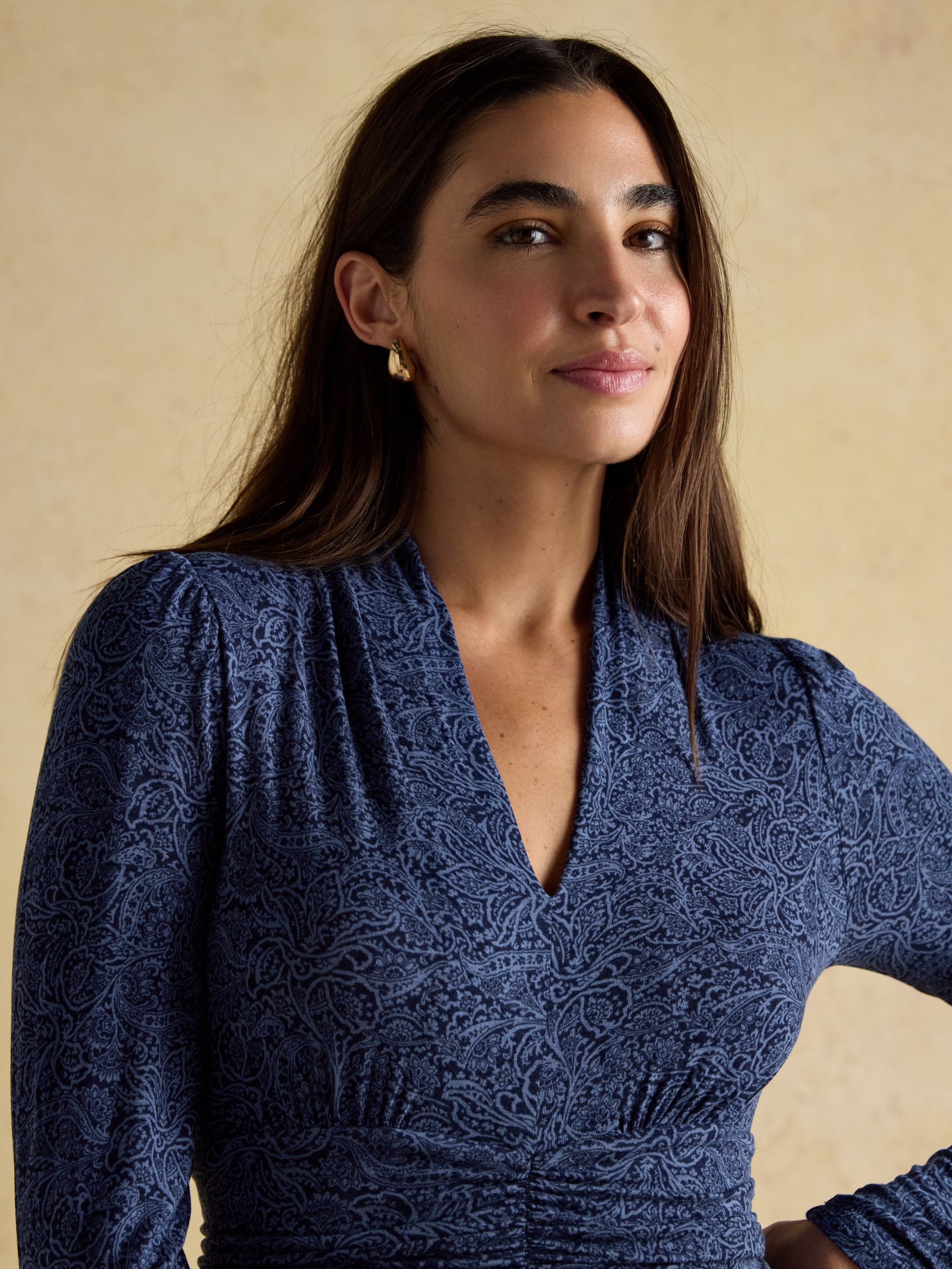 Mina Blue Jersey Ruched Waist Long Sleeve V-Neck Midi Dress - Image 3 of 8