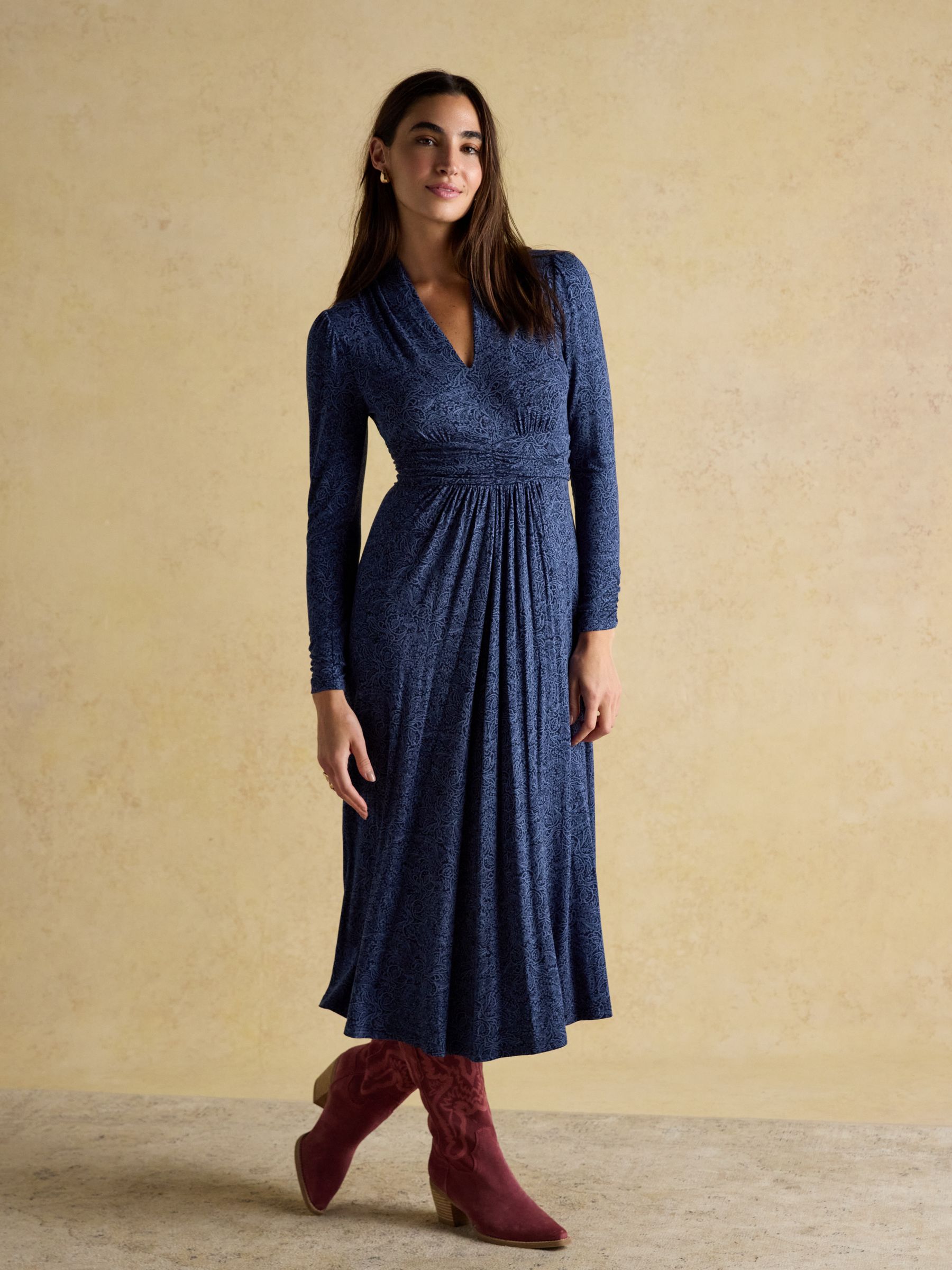 Mina Blue Jersey Ruched Waist Long Sleeve V-Neck Midi Dress - Image 7 of 8