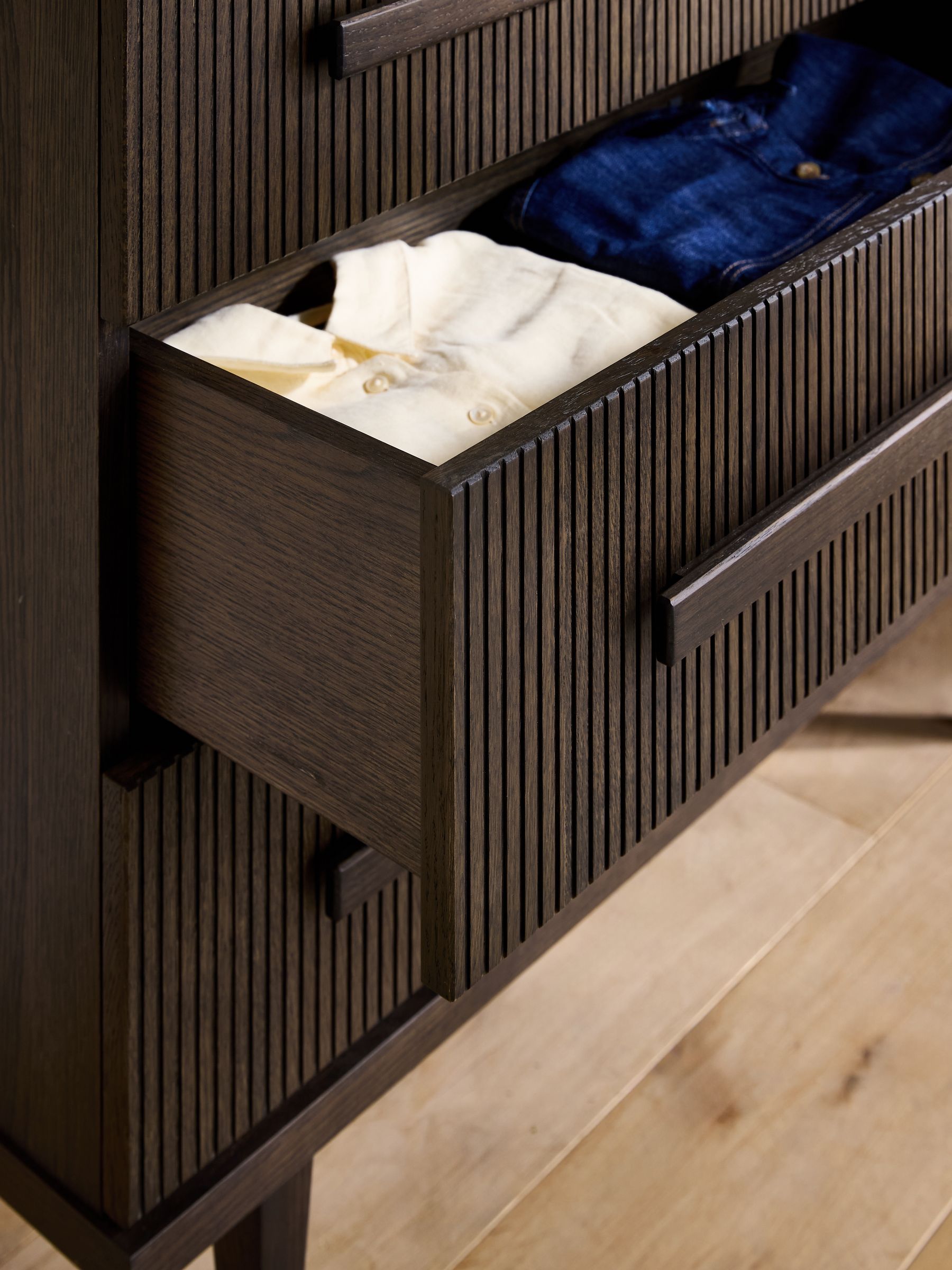 Next Ribbed Dark Oak Brunswick 3 Drawer Chest - Image 4 of 8