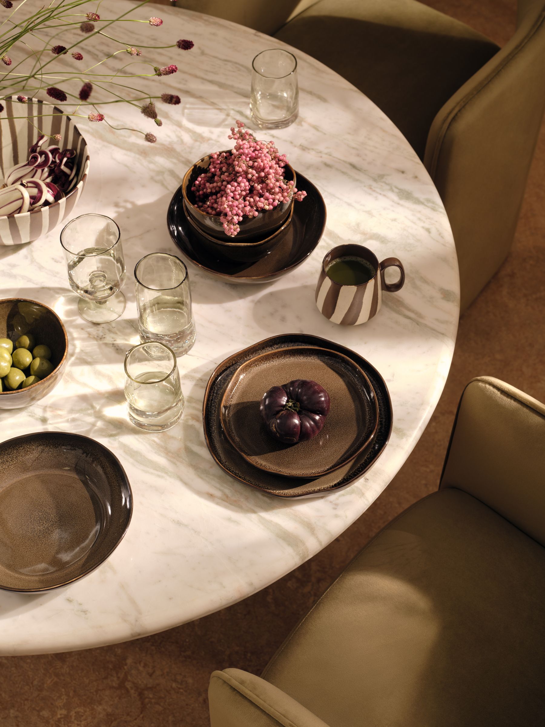 Isolde 4 Seater Round Fixed Dining Table in Natural Marble and Mango Wood - Image 4 of 6