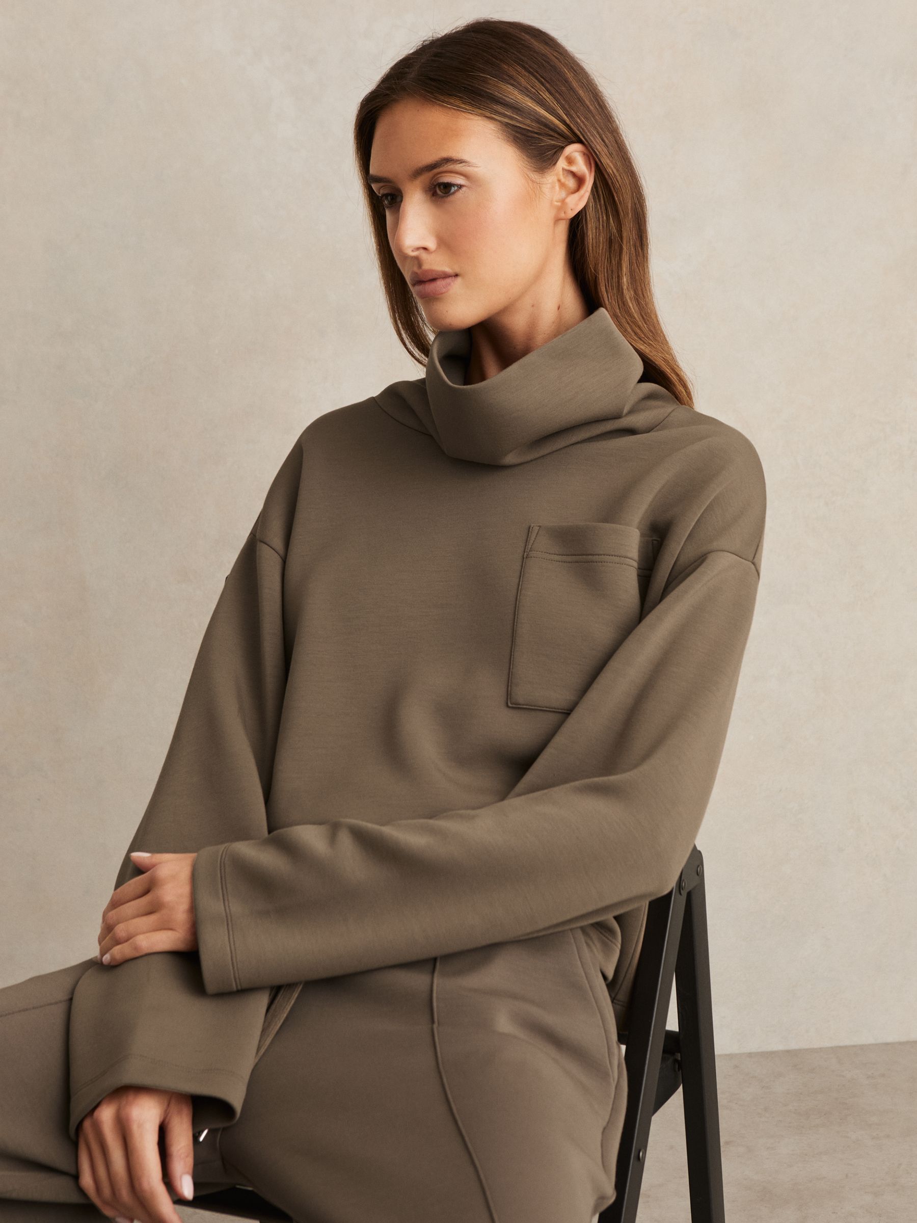 Interlock-Jersey-Sweatshirt mit Trichterkragen in Khakigrün - Bild 1 von 6 Interlock-Jersey-Sweatshirt mit Trichterkragen in Khakigrün - Bild 1 von 6
