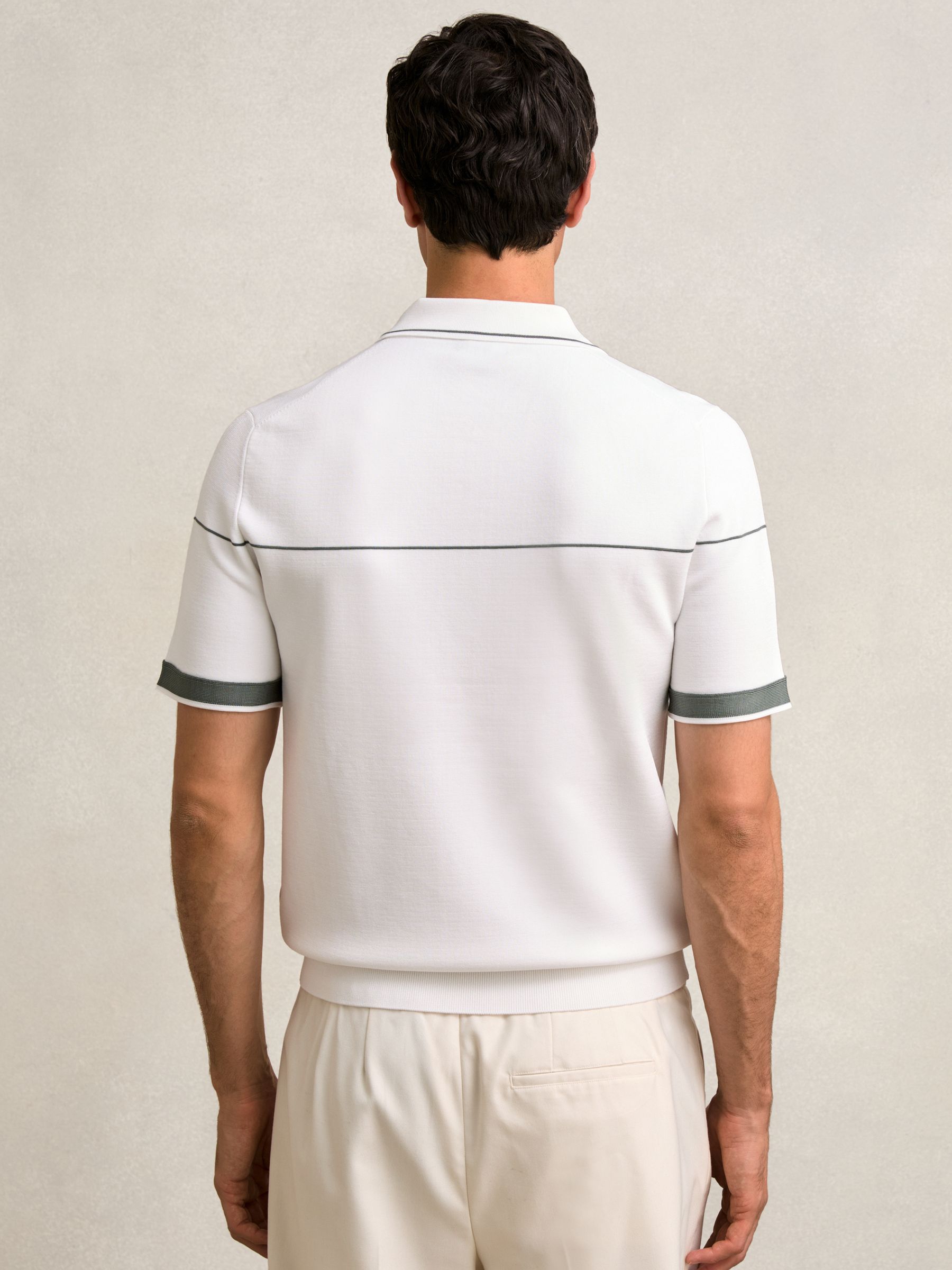 Polo-Shirt mit halbem Reißverschluss und Zierstreifen in Weiß/Grün - Bild 5 von 6
