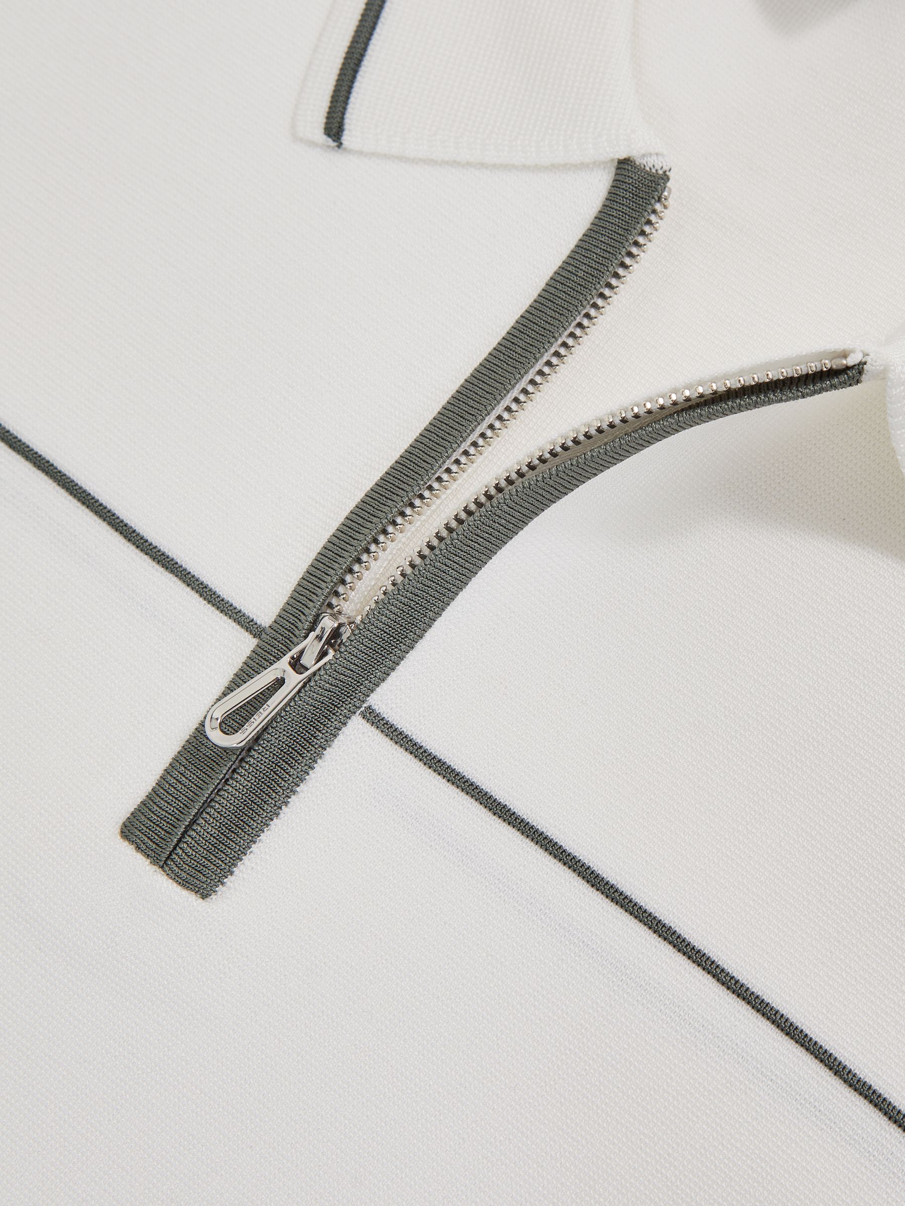 Polo-Shirt mit halbem Reißverschluss und Zierstreifen in Weiß/Grün - Bild 6 von 6
