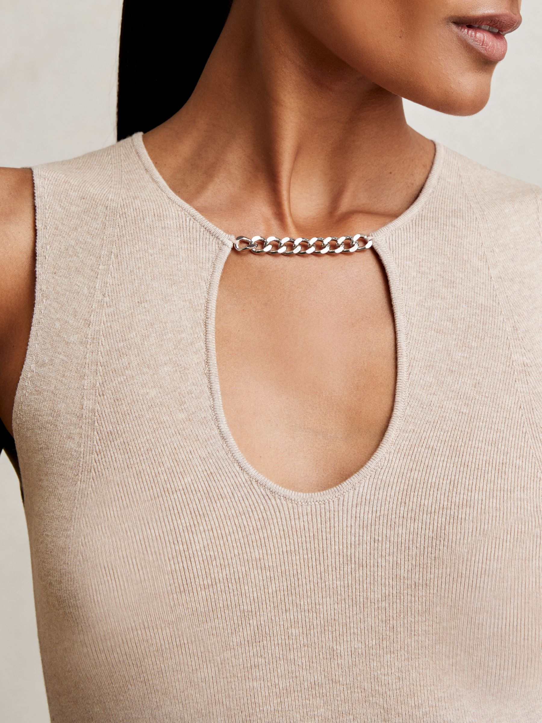 Ärmelloses Strickkleid mit Kettendetail in Natur - Bild 4 von 7