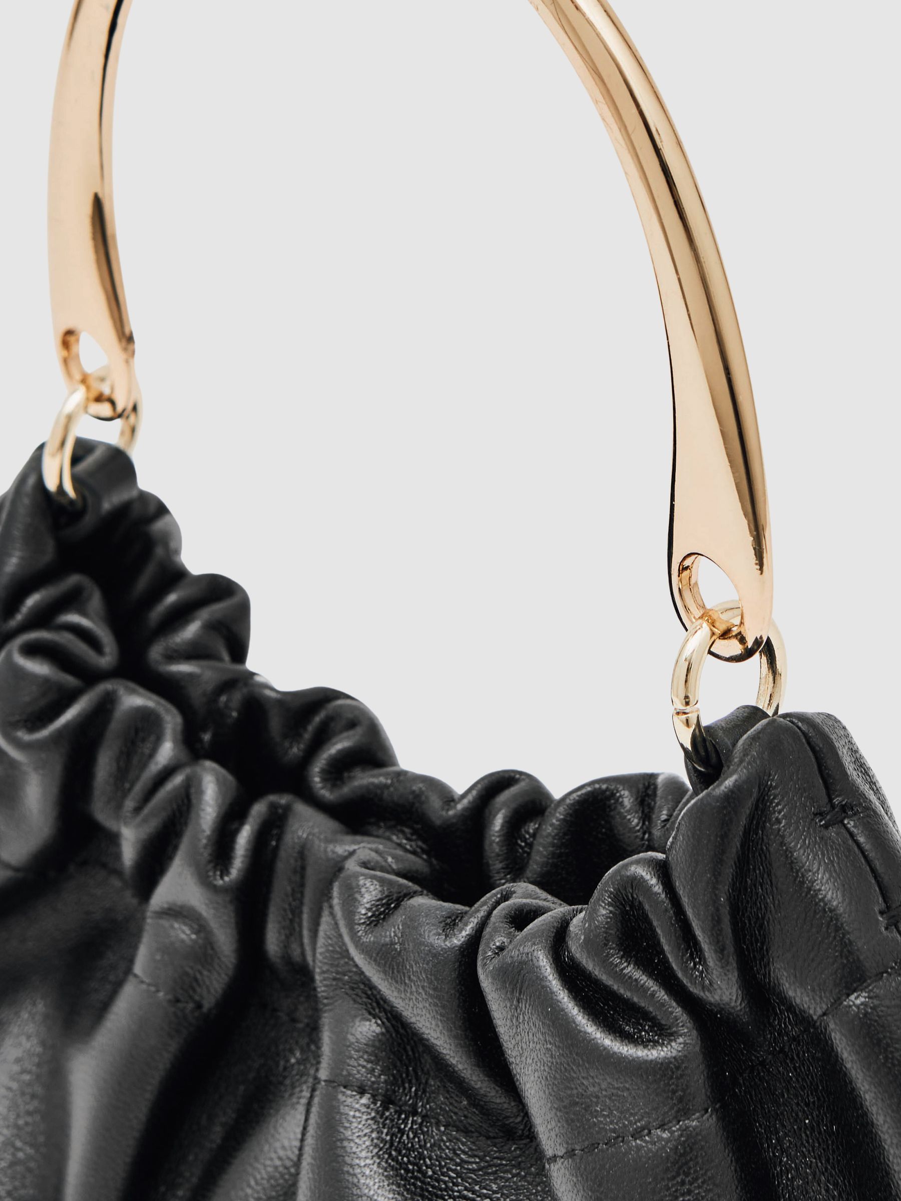 Δερμάτινη τσάντα ώμου με μεταλλική λαβή σε Τσαντάκι clutch Μαύρο - Εικόνα 5 από 5