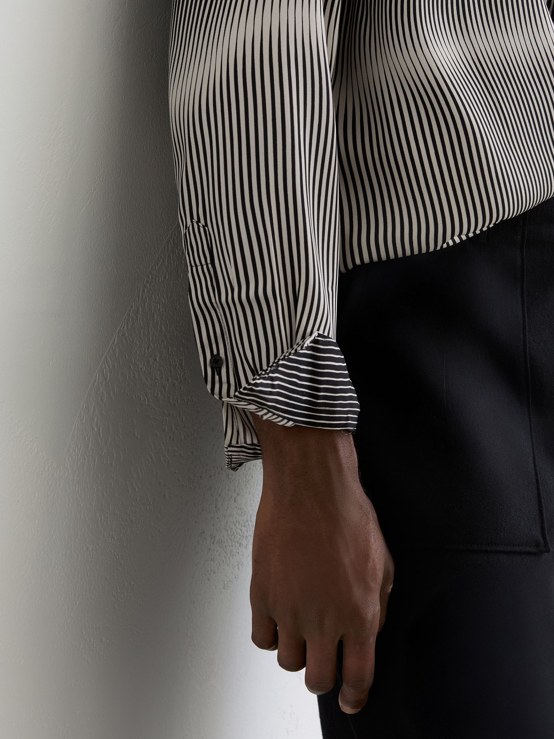 Stripe-Print Long-Sleeve Shirt in Navy/White - Bild 3 von 5