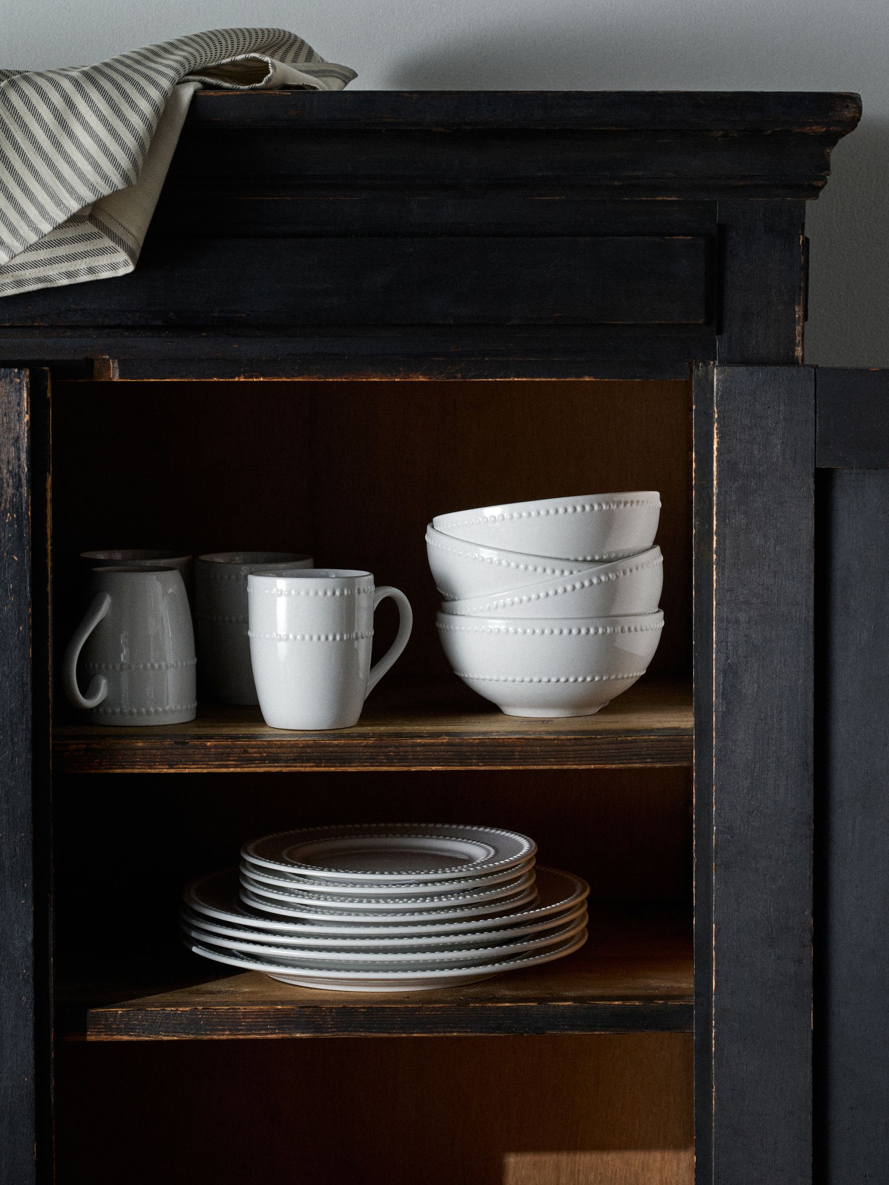 16 Piece Bobble Dinner and Mugs Set White - Image 2 of 6 16 Piece Bobble Dinner and Mugs Set White - Image 2 of 6